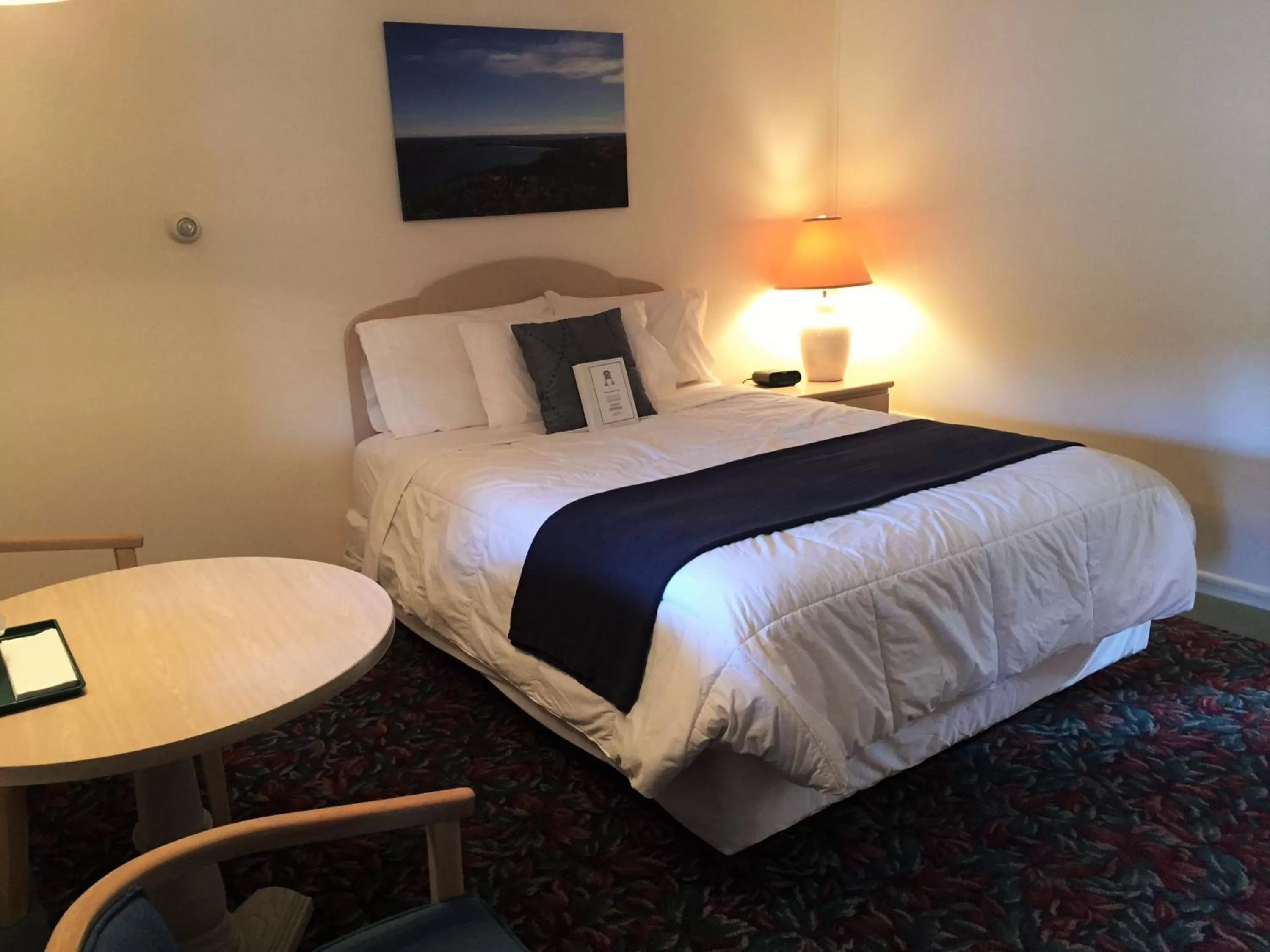 Bed in Cedar Motor Inn