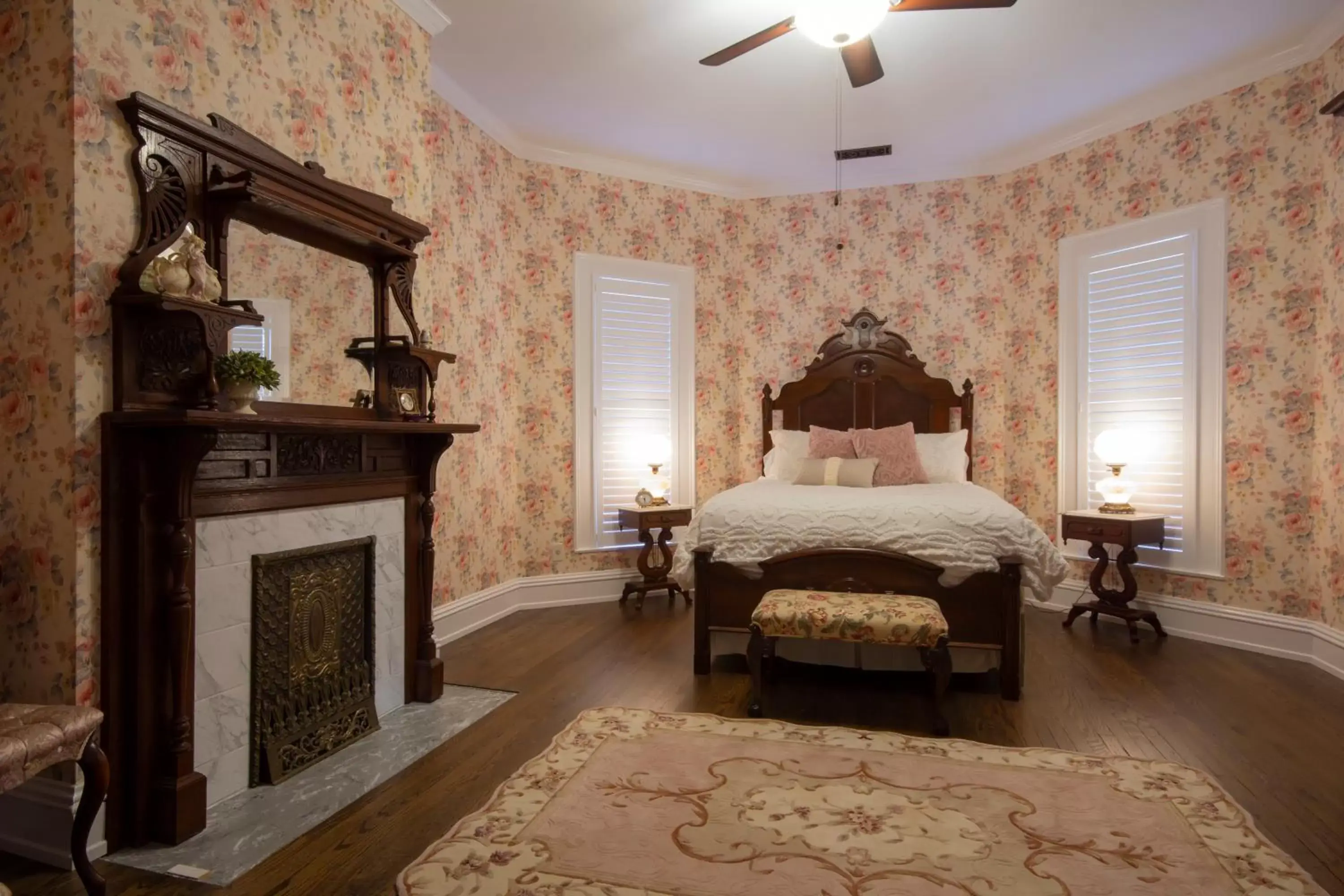 Bed in Belle Louise Historic Bed & Breakfast