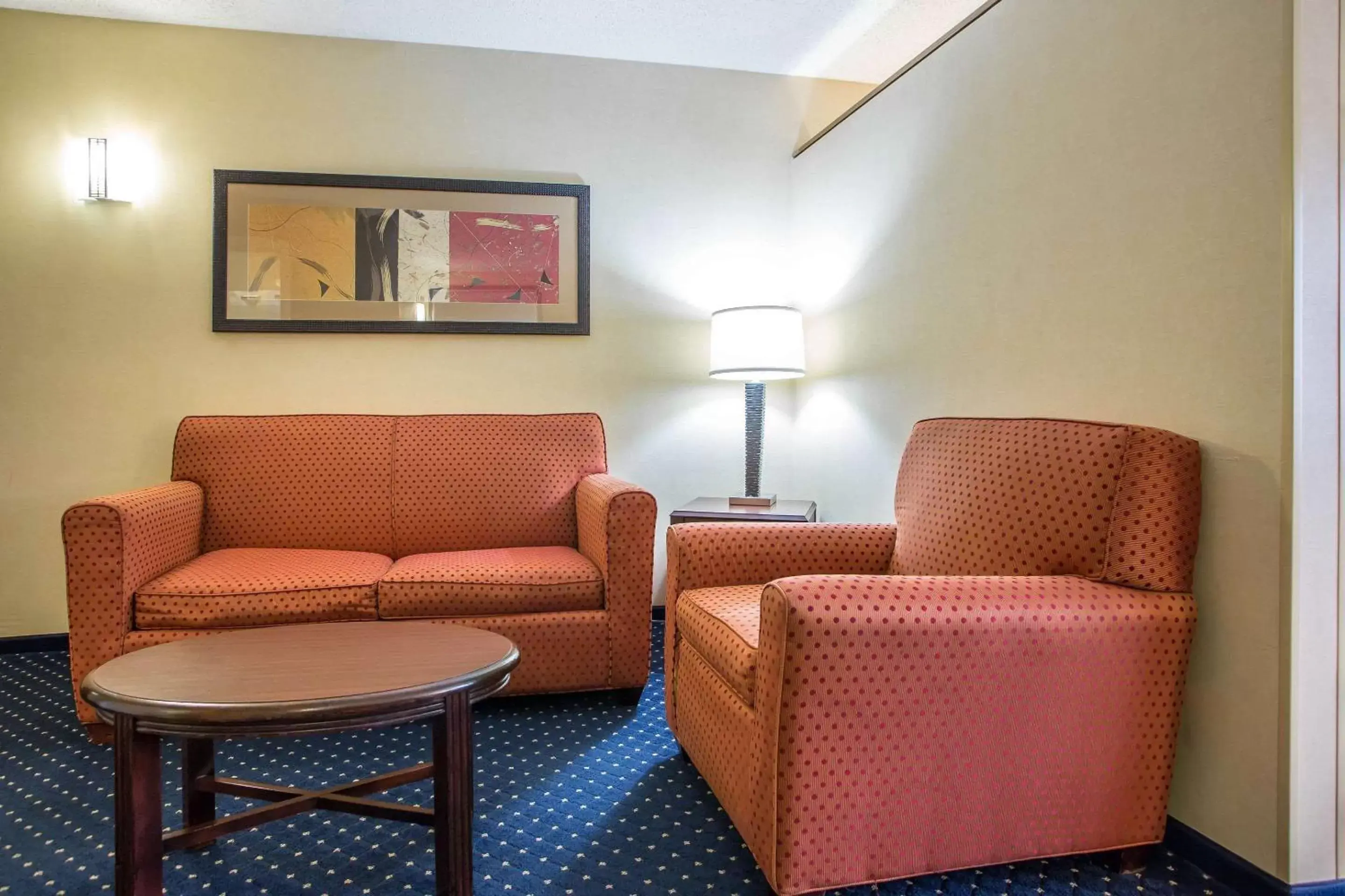 Photo of the whole room, Seating Area in Clarion Inn Merrillville