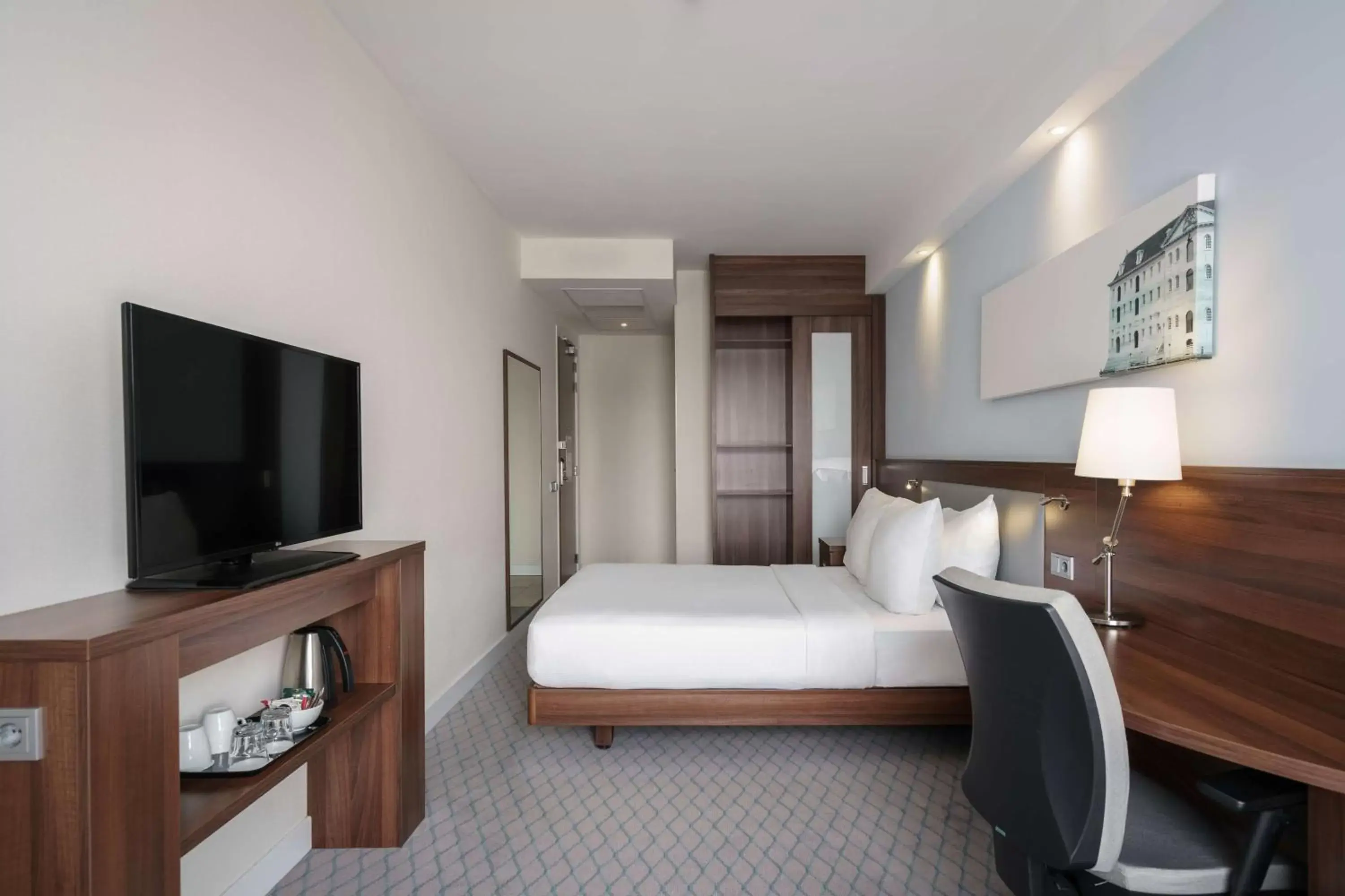 Bed, TV/Entertainment Center in Hampton by Hilton Amsterdam Centre East