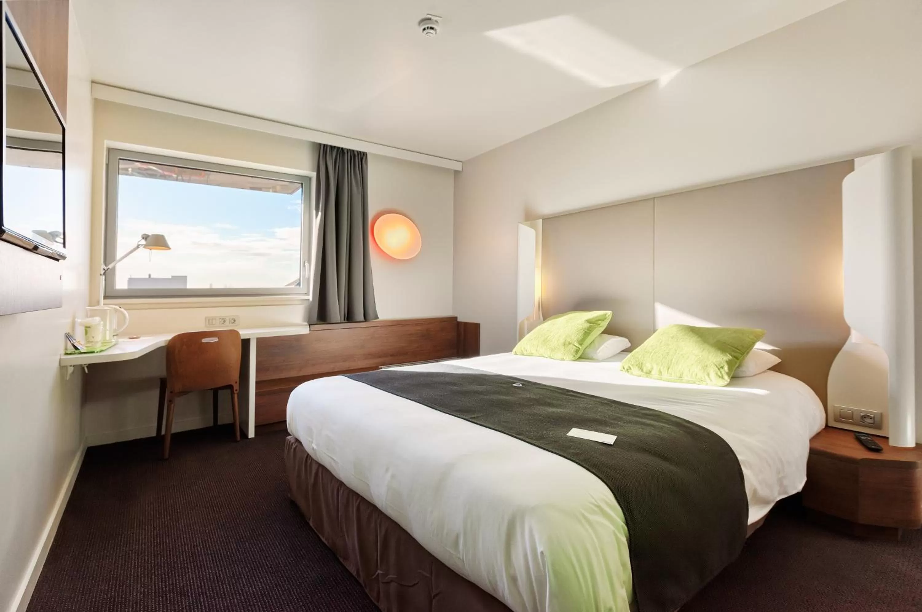 Bedroom, Bed in Campanile La Roche Sur Yon Centre Gare