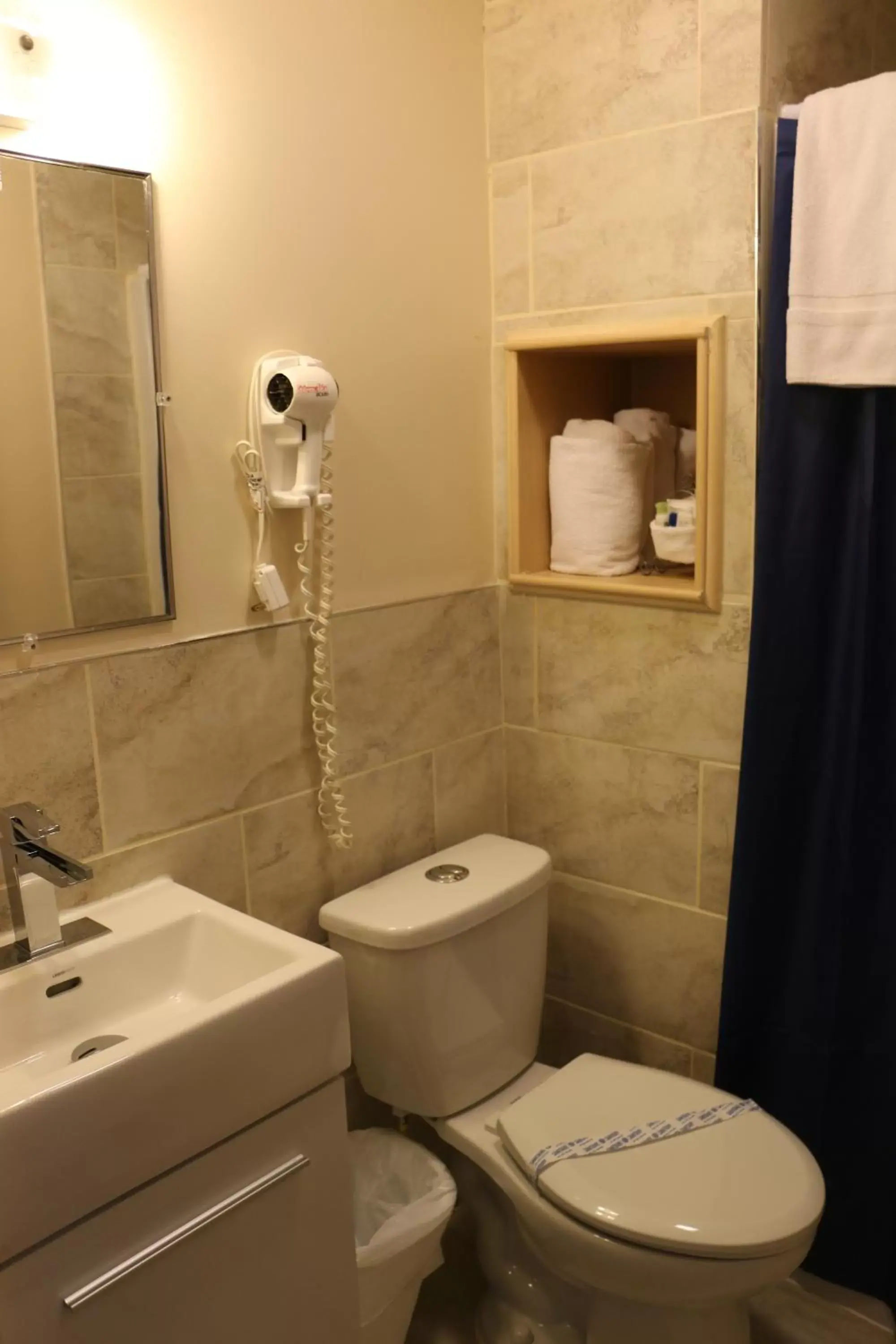 Shower, Bathroom in Hotel Auberge Manoir Ville Marie