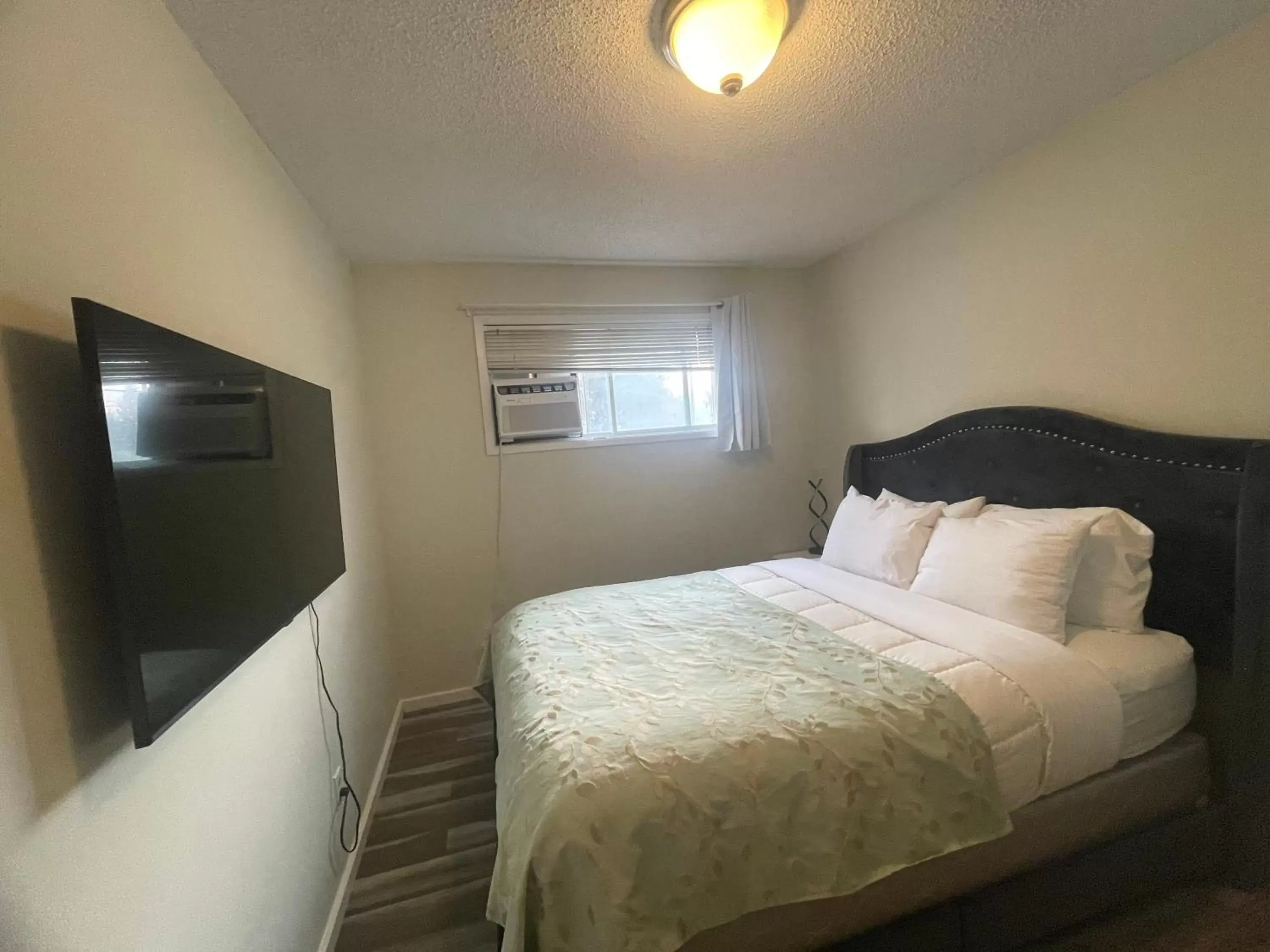 Bedroom, Bed in Crystal Springs Motel