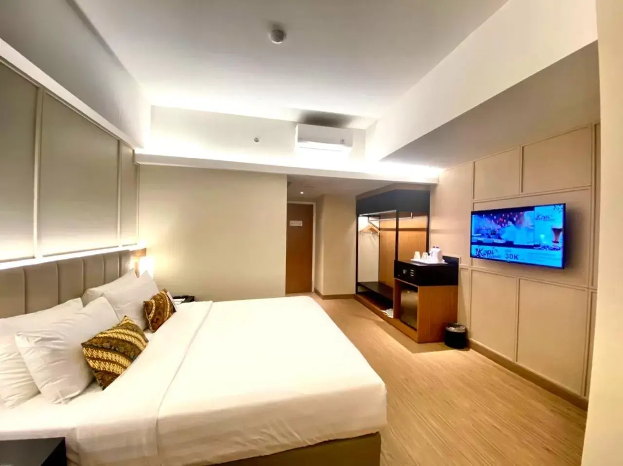 Bedroom, TV/Entertainment Center in Grand Zuri Malioboro