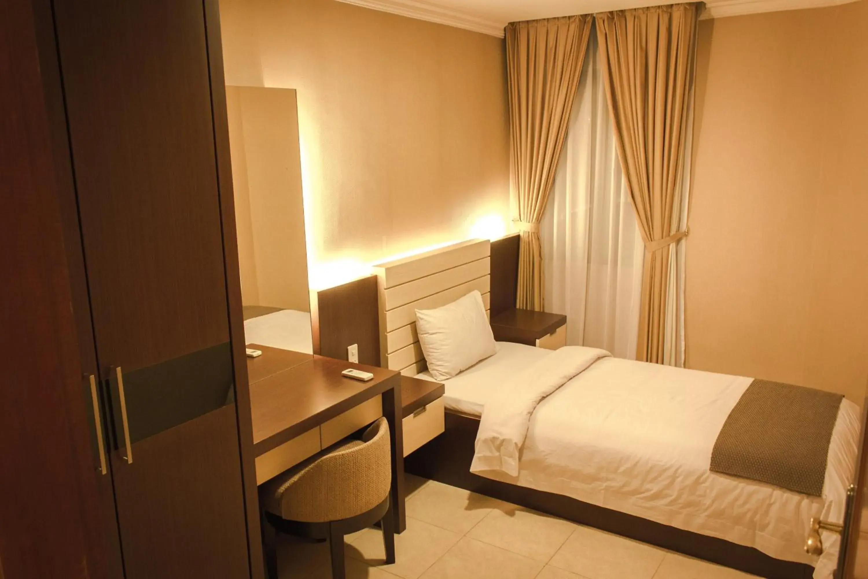 Bedroom, Bed in Travellers Suites Serviced Apartments