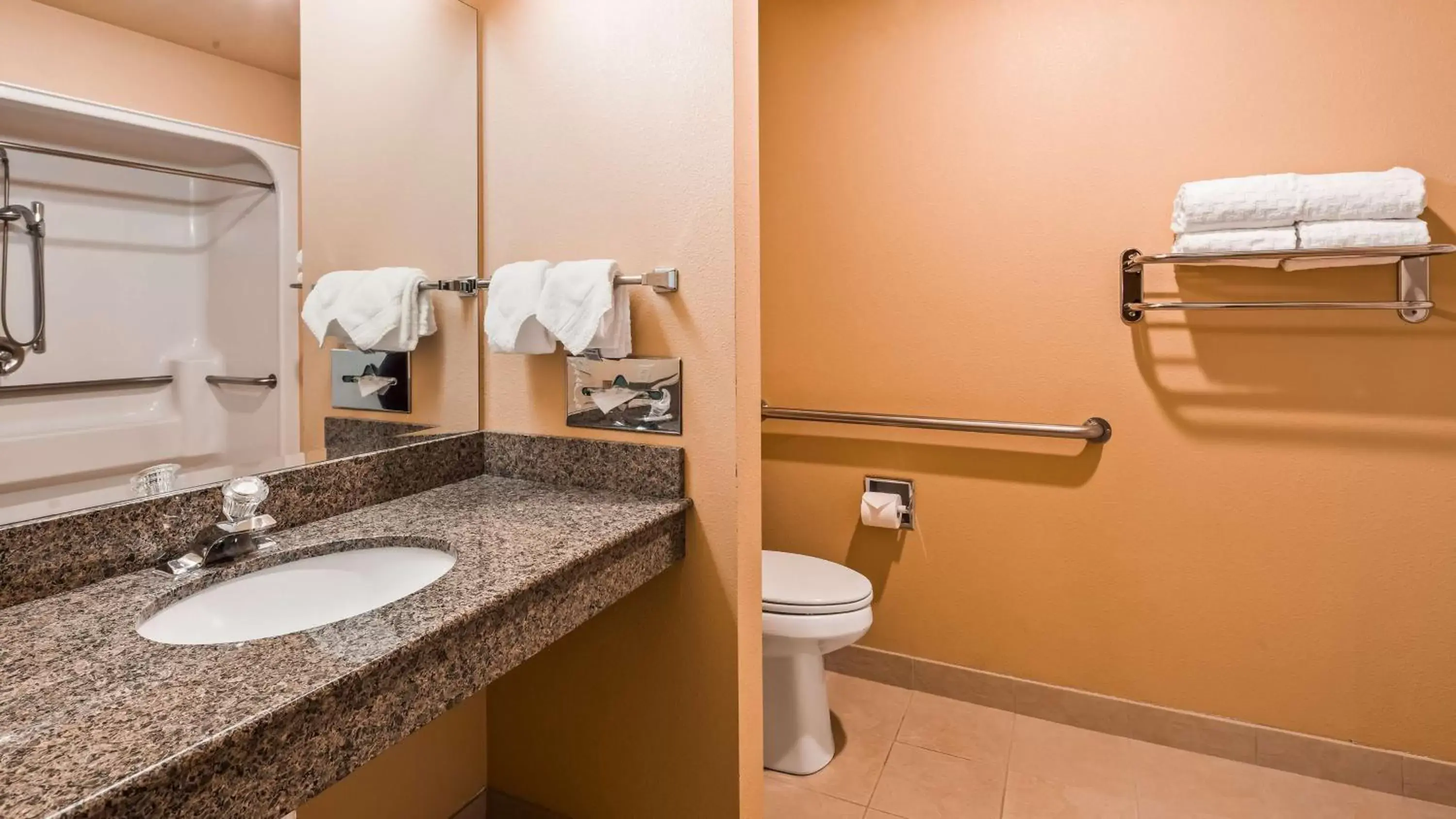 Bathroom in Best Western Pendleton Inn