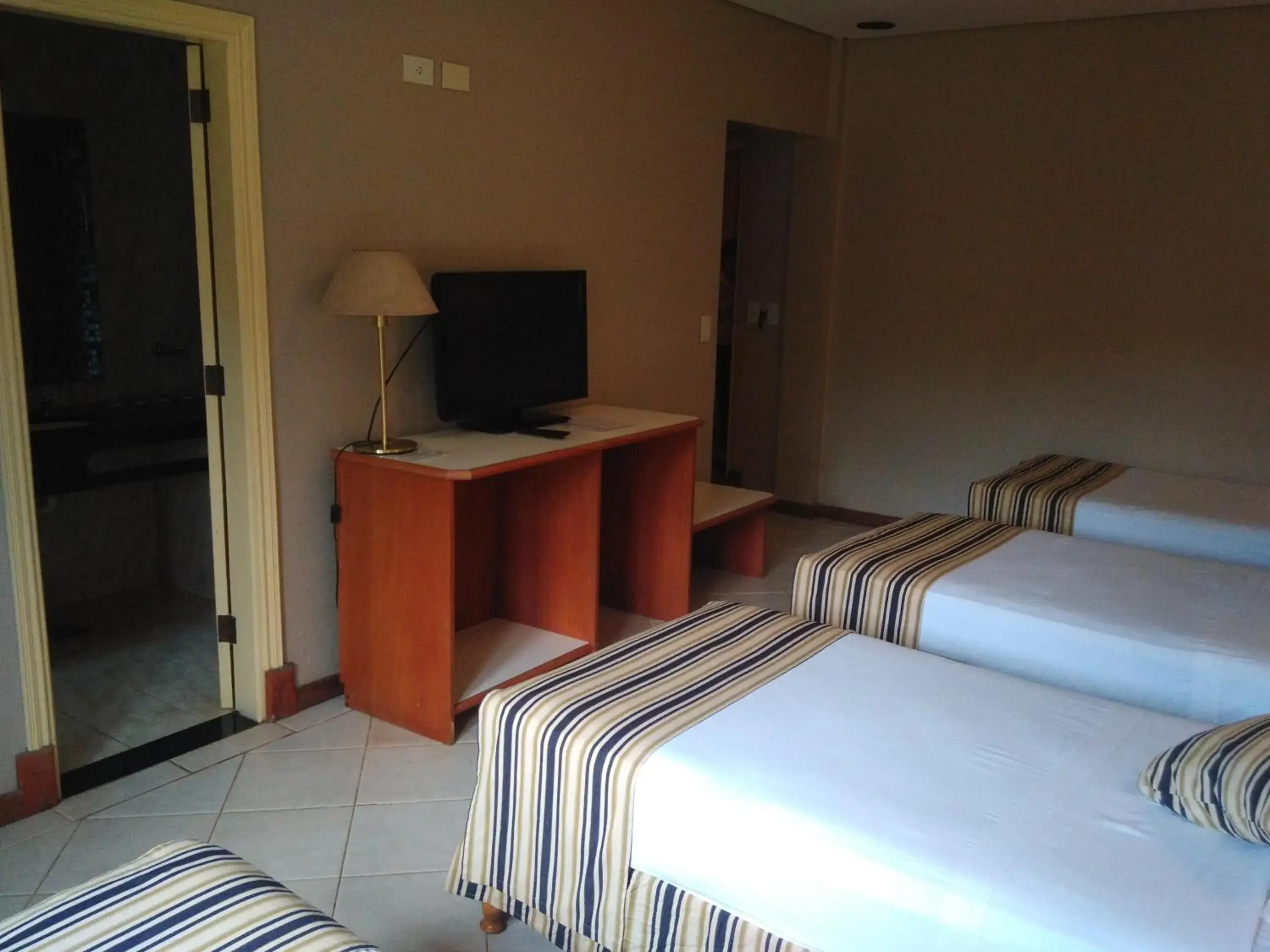 Bed, TV/Entertainment Center in Marcopolo Suites Iguazu