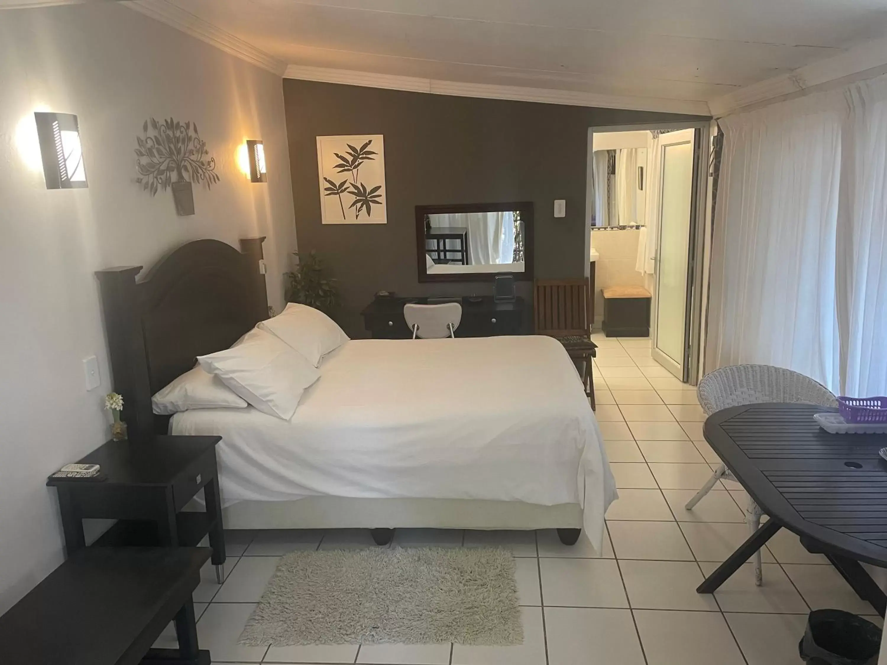 Deluxe Double Room with Balcony - single occupancy in Rosscos Lodge Deluxe Double Room with Balcony - single occupancy in Rosscos Lodge