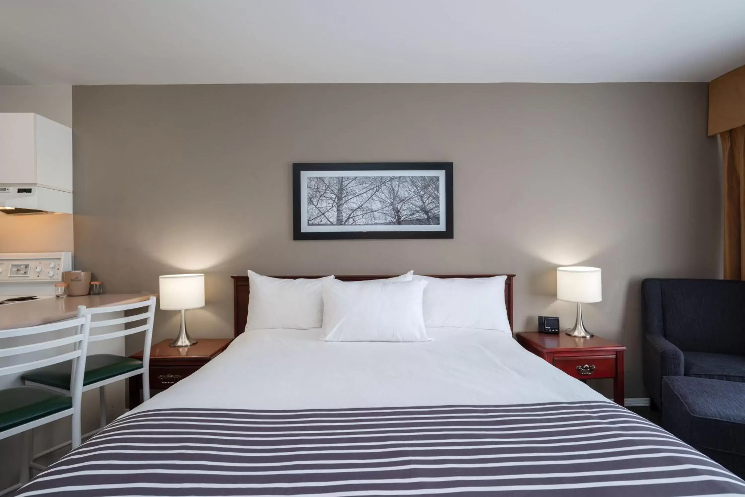 Bedroom, Bed in Sandman Hotel & Suites Williams Lake