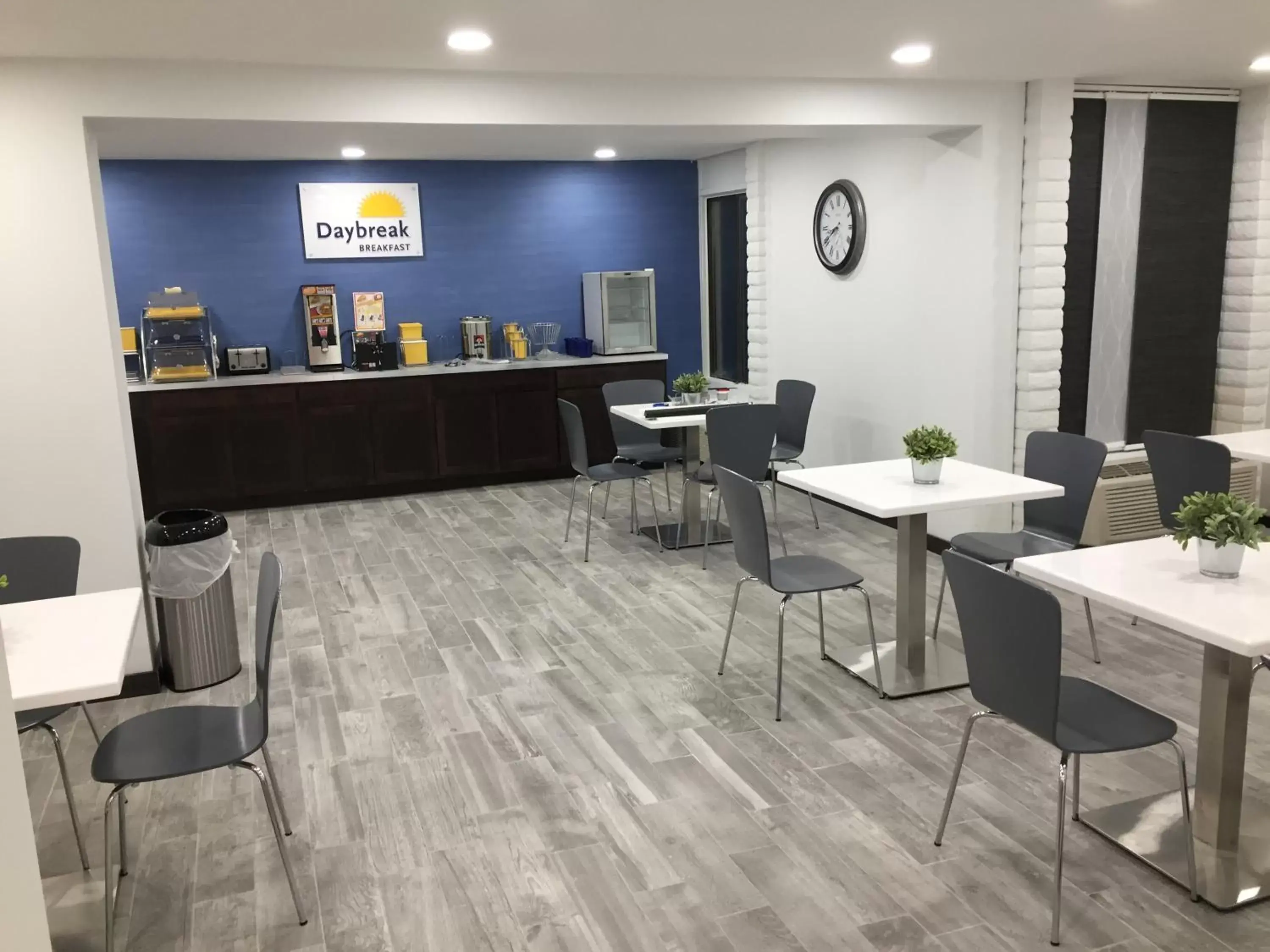 Dining area, Restaurant/Places to Eat in Days Inn & Suites by Wyndham Cincinnati North