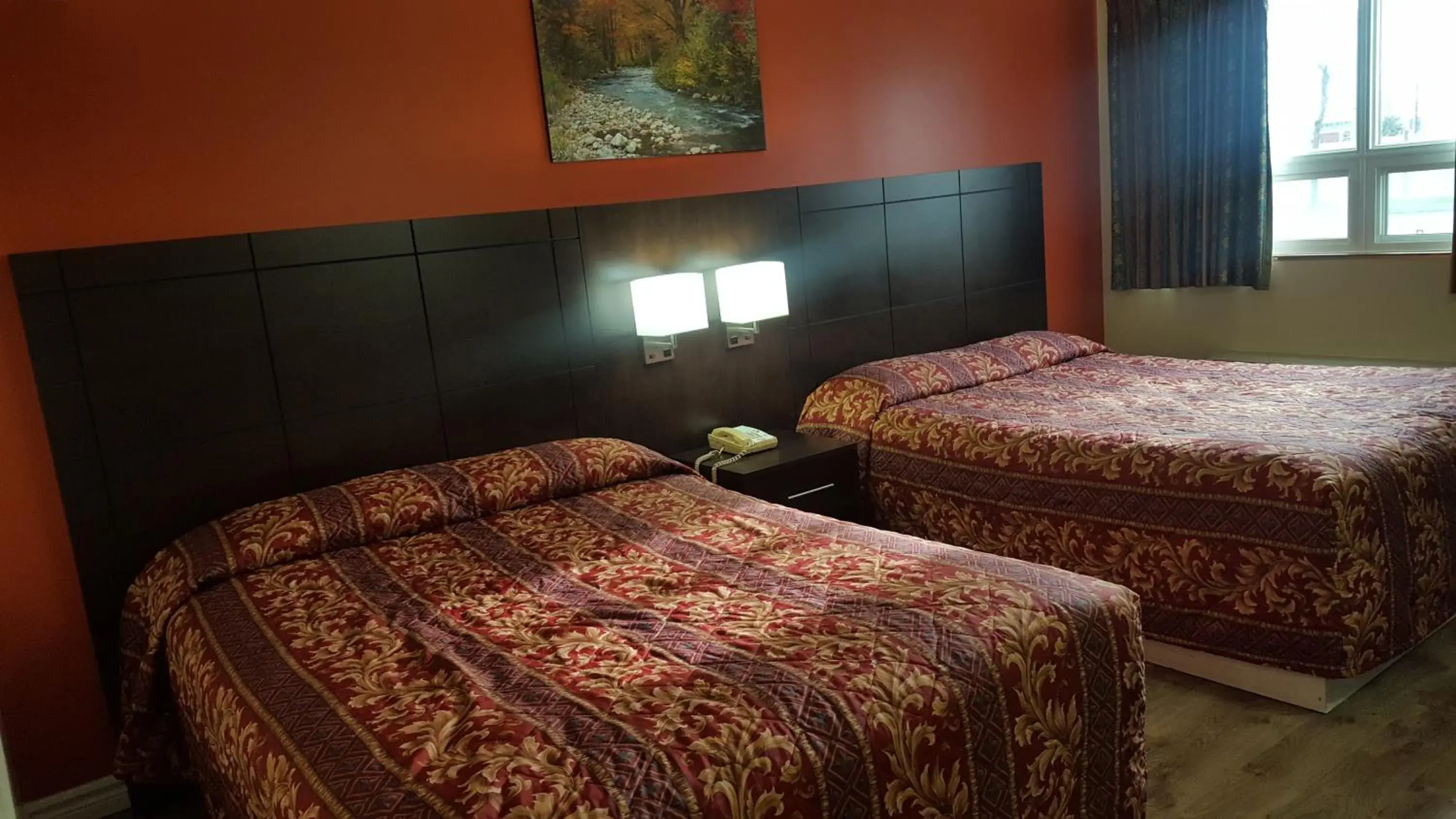 Bed in Royal Windsor Motel