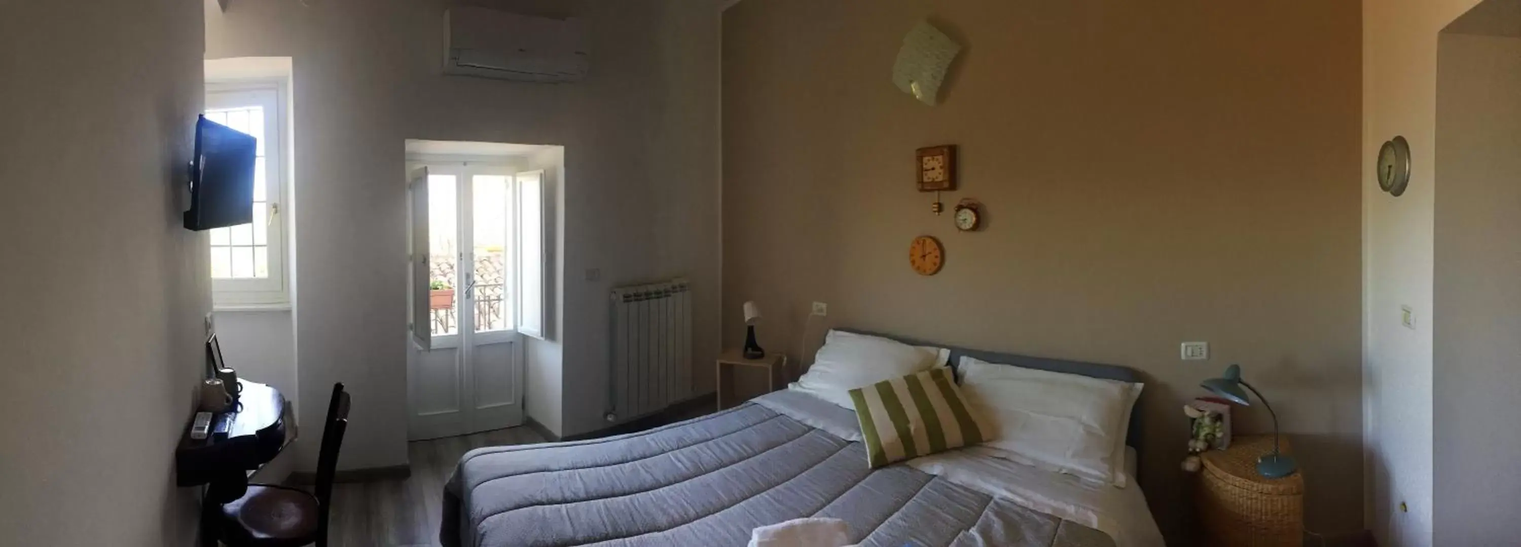 Photo of the whole room, Bed in La Casa di Zoe al borgo