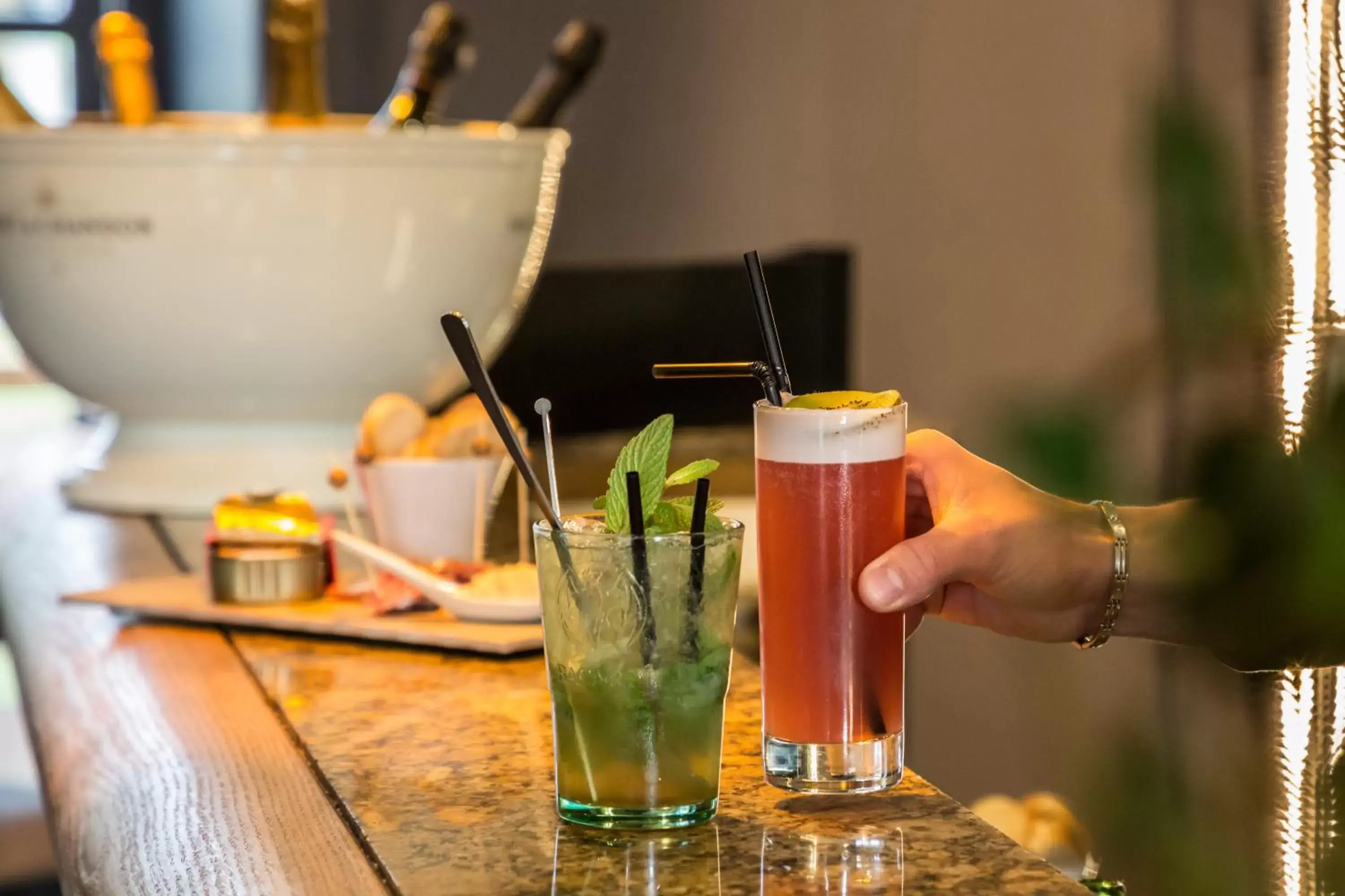 Lounge or bar in Hotel De Bourbon Grand Hotel Mercure Bourges