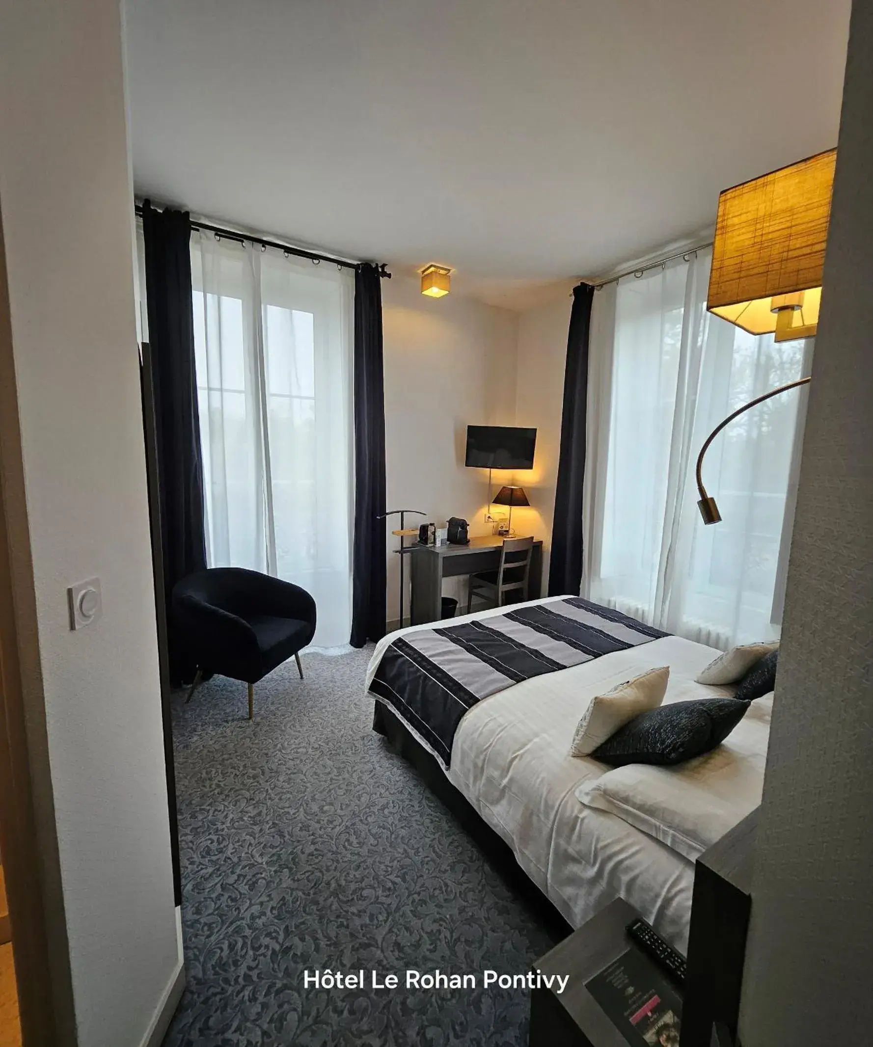 Guests, Bed in Hôtel Le Rohan