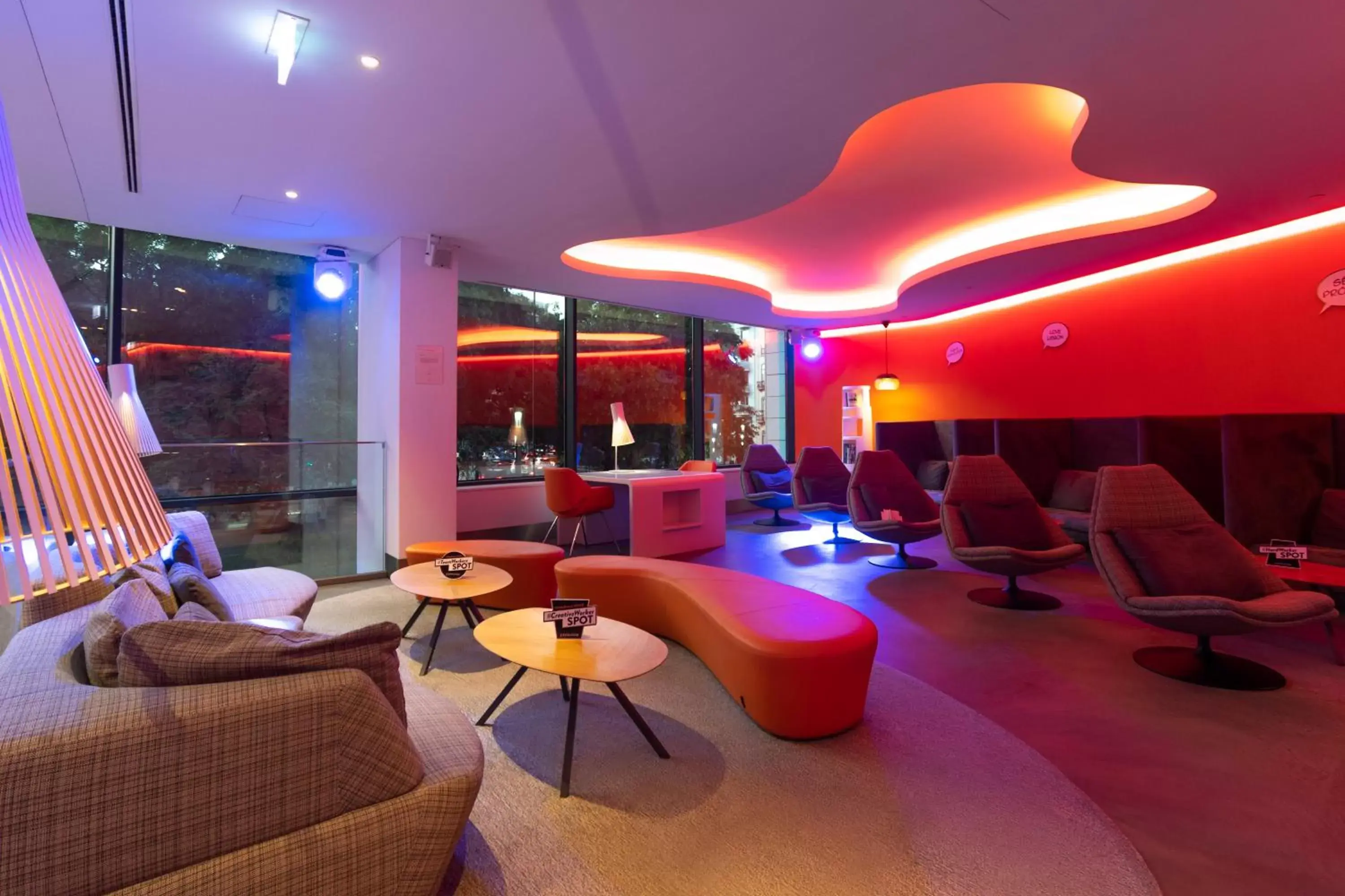 Lounge or bar in EVOLUTION Lisboa Hotel