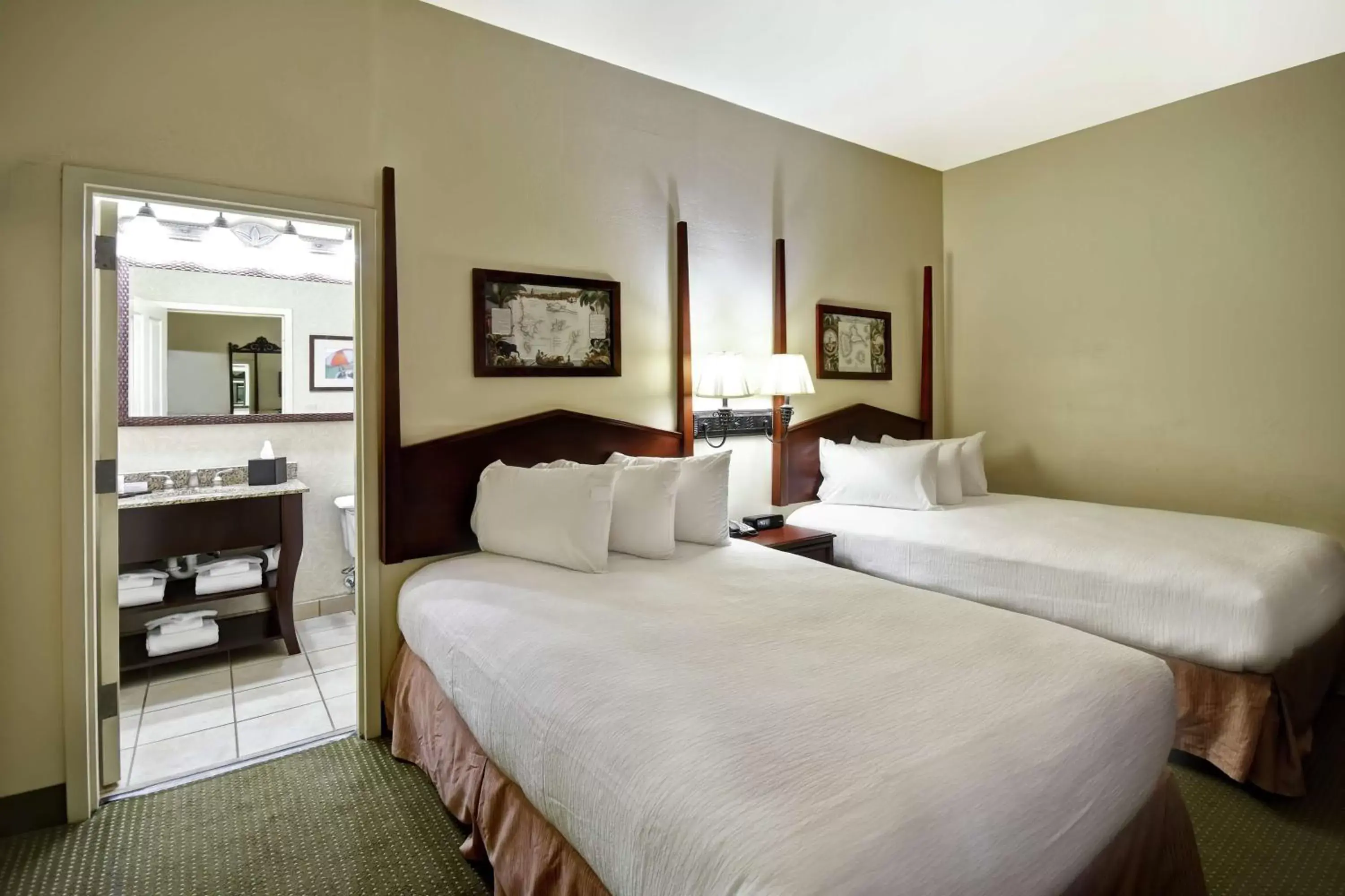 Bed in Embassy Suites Charleston - Historic District