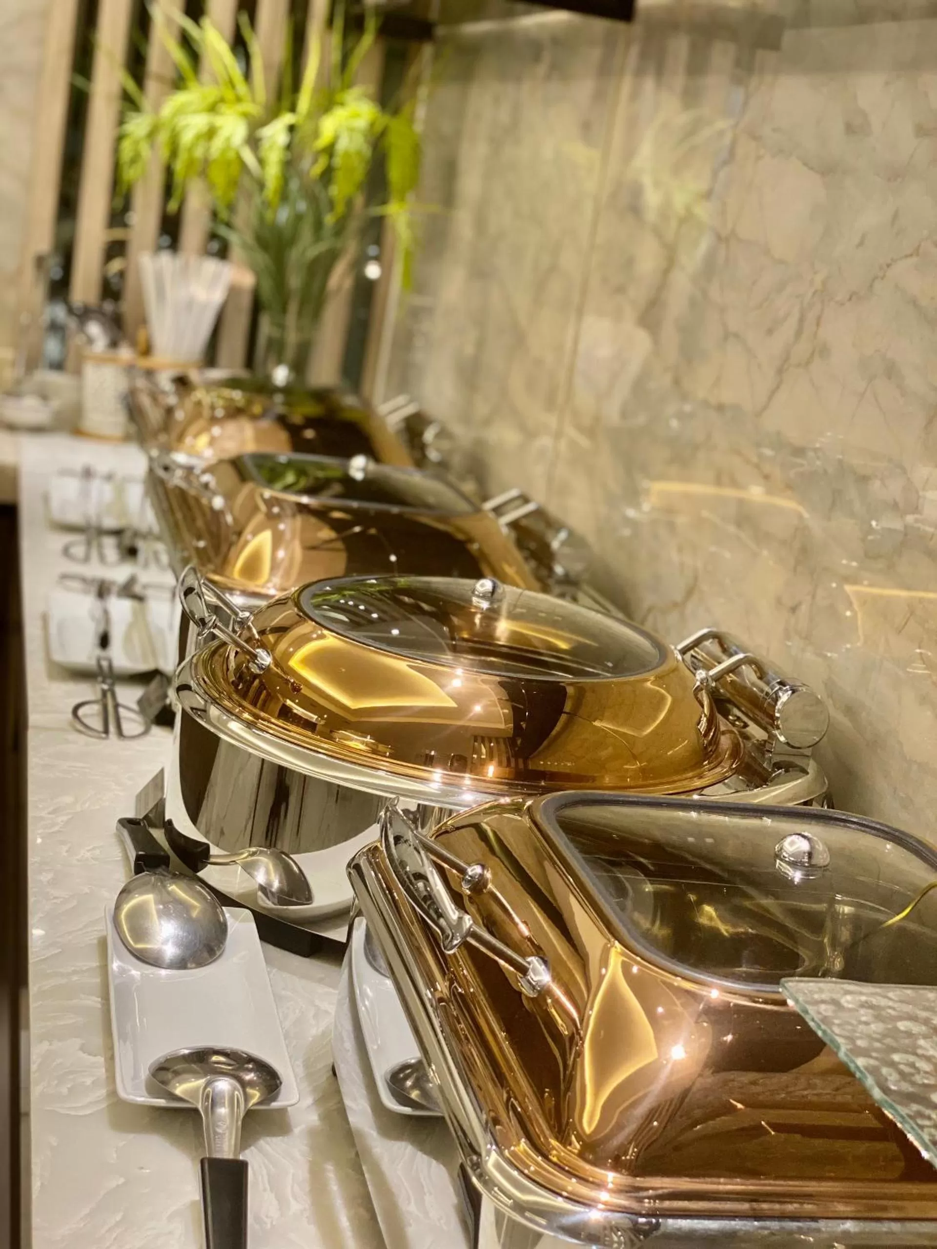 Restaurant/places to eat in UpTown Hotel