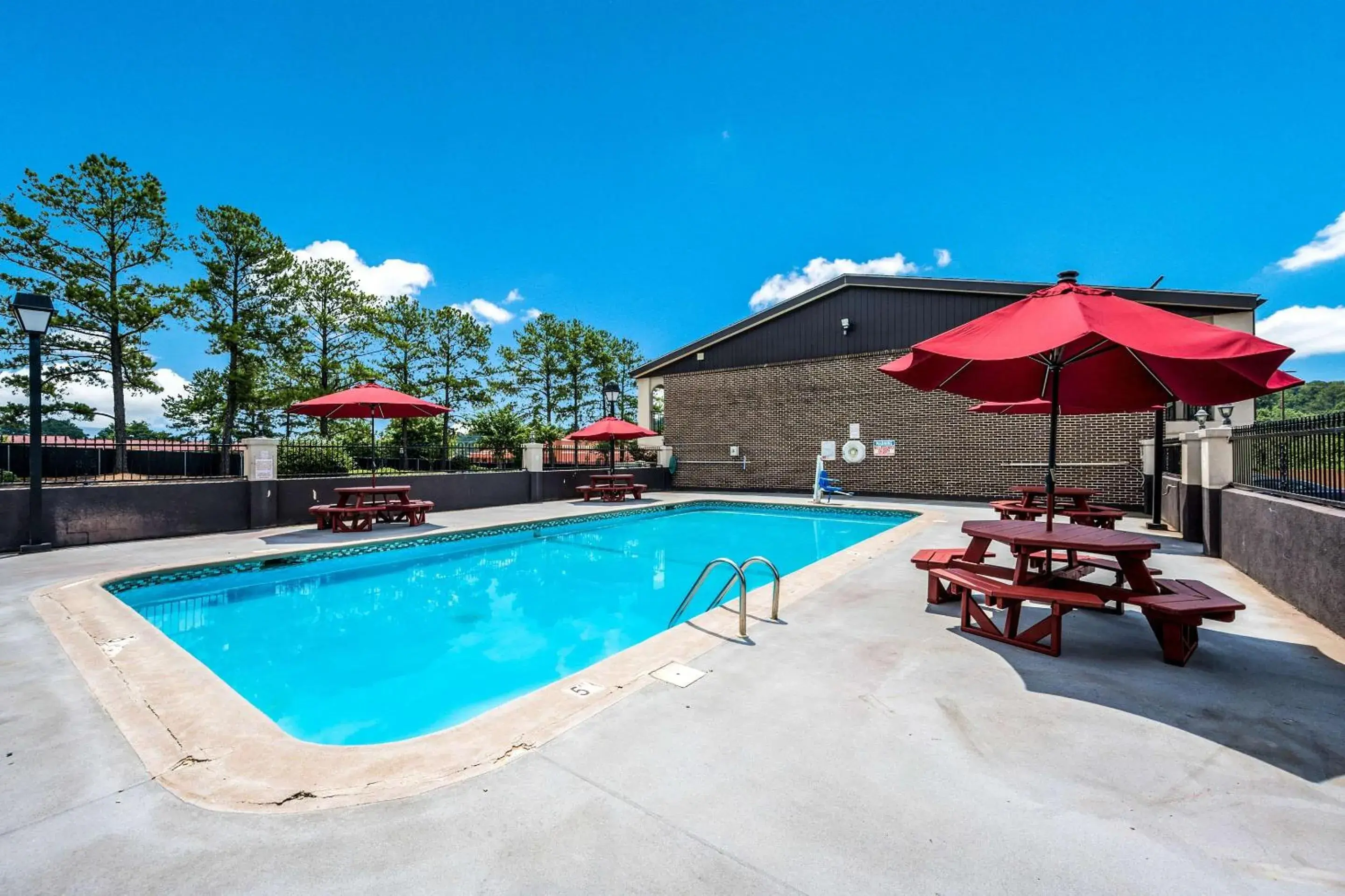 Activities, Swimming Pool in Econo Lodge Inn & Suites