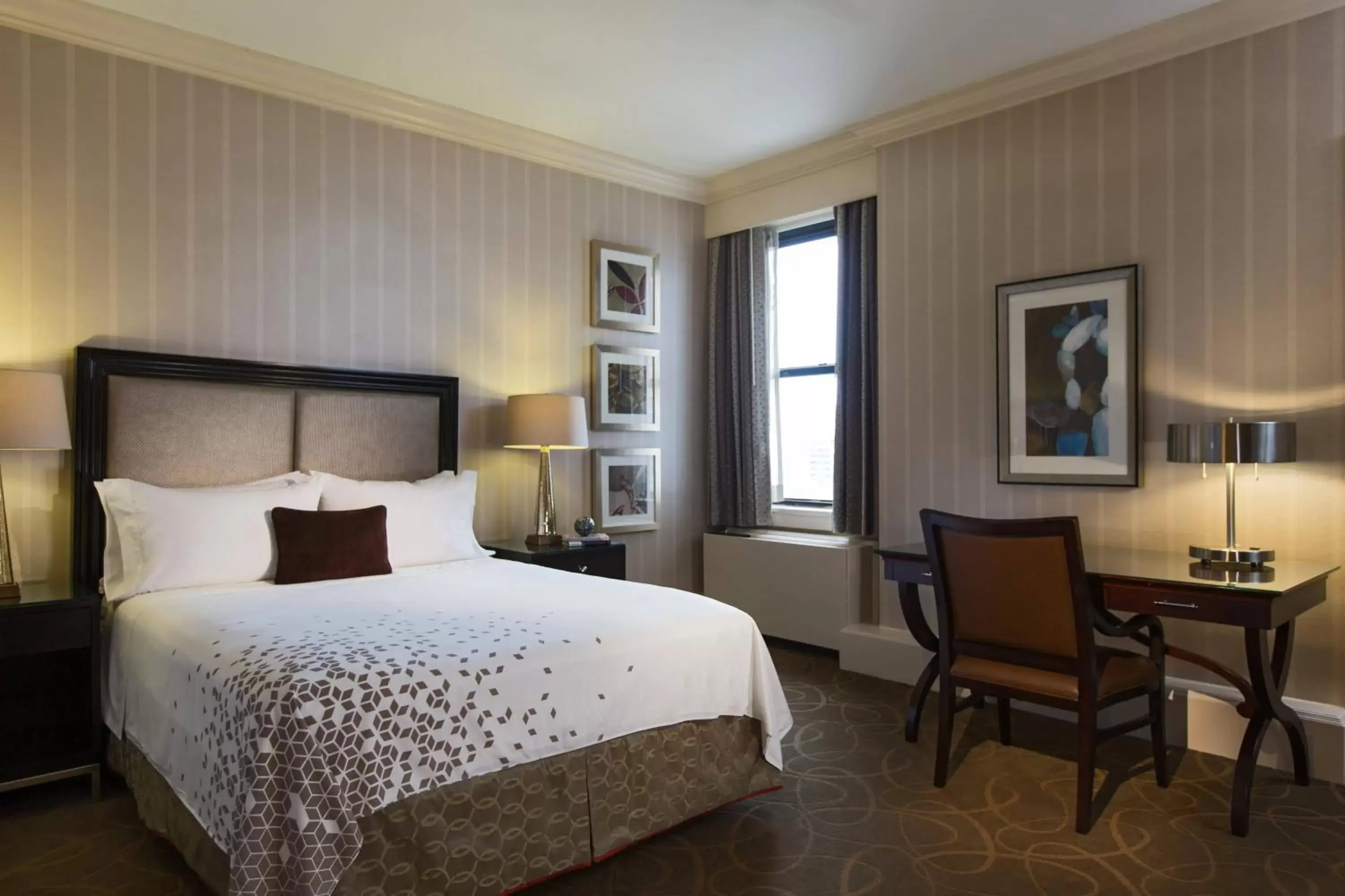 Photo of the whole room, Bed in Renaissance Cleveland Hotel