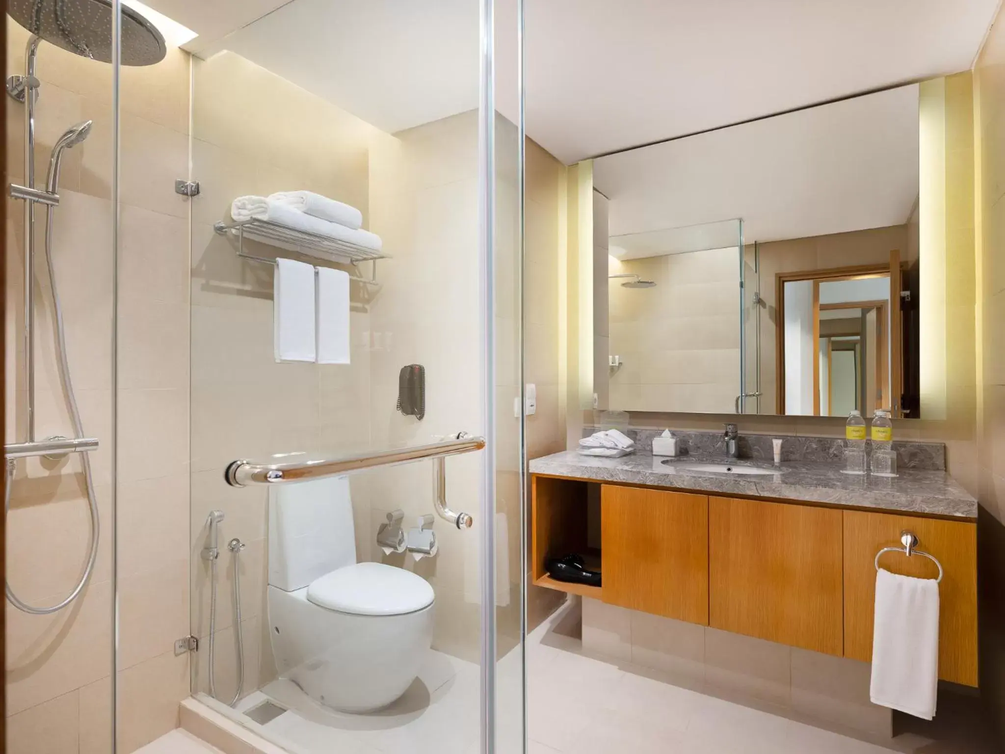 Shower, Bathroom in Holiday Inn & Suites Jakarta Gajah Mada, an IHG Hotel