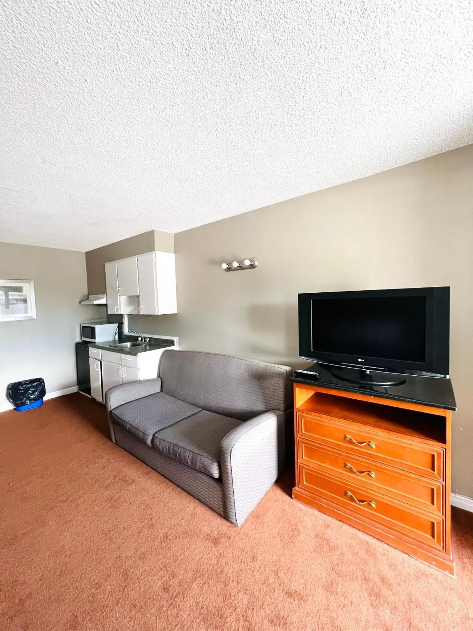 Living room, TV/Entertainment Center in Fairway Inn by the Falls