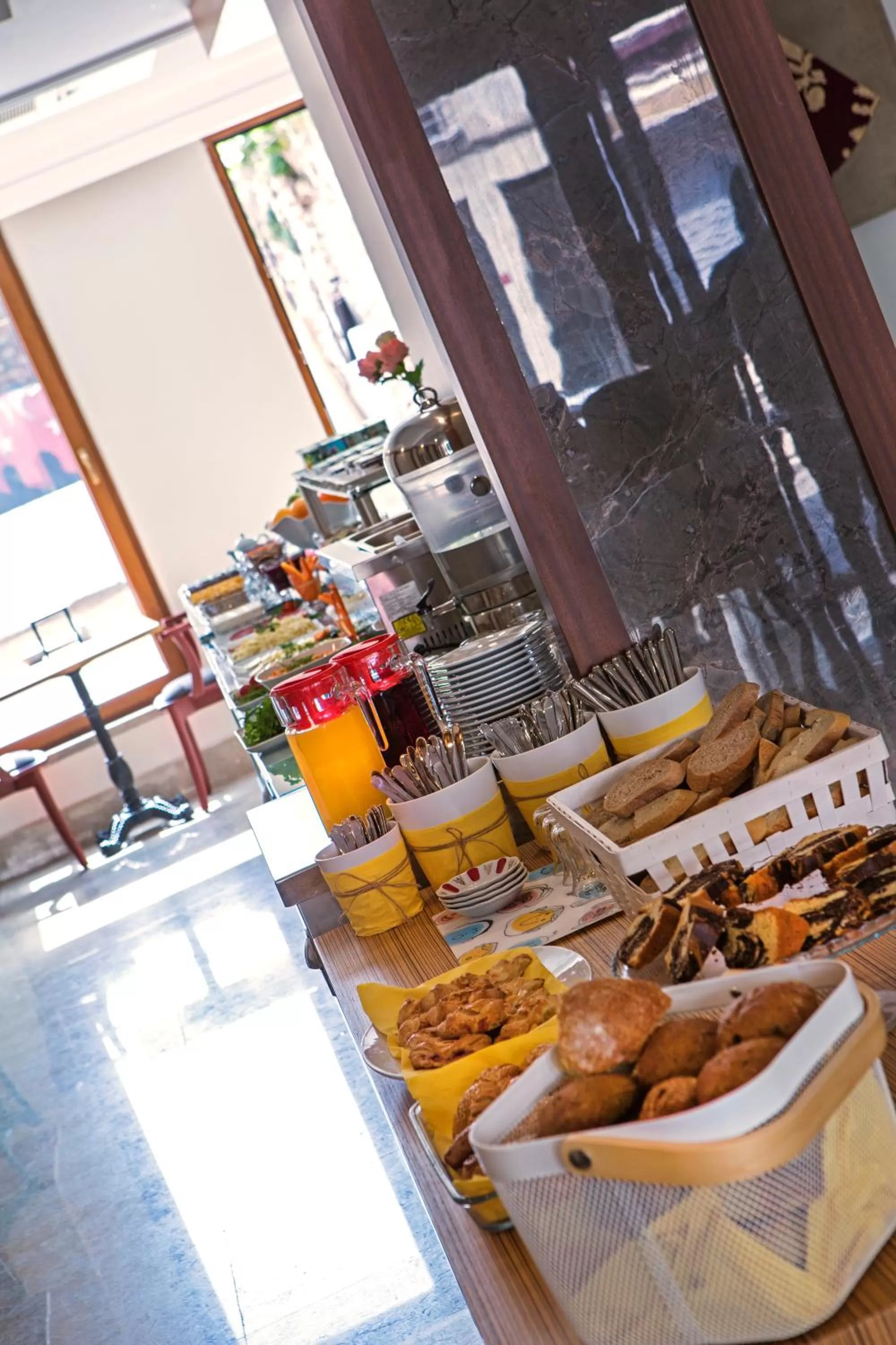 Restaurant/places to eat in Obelisk Hotel & Suites