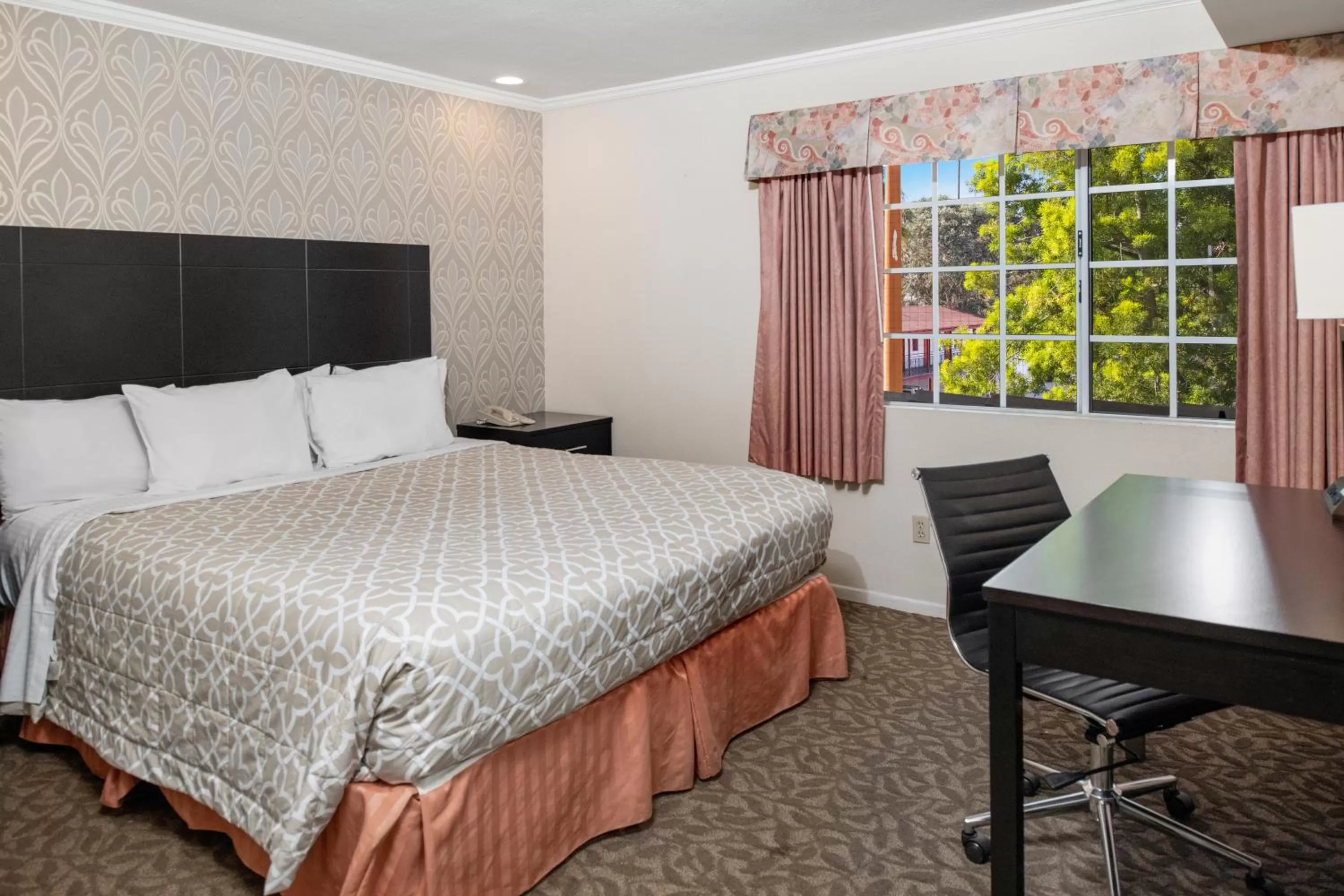 Bed in Glendale Hotel