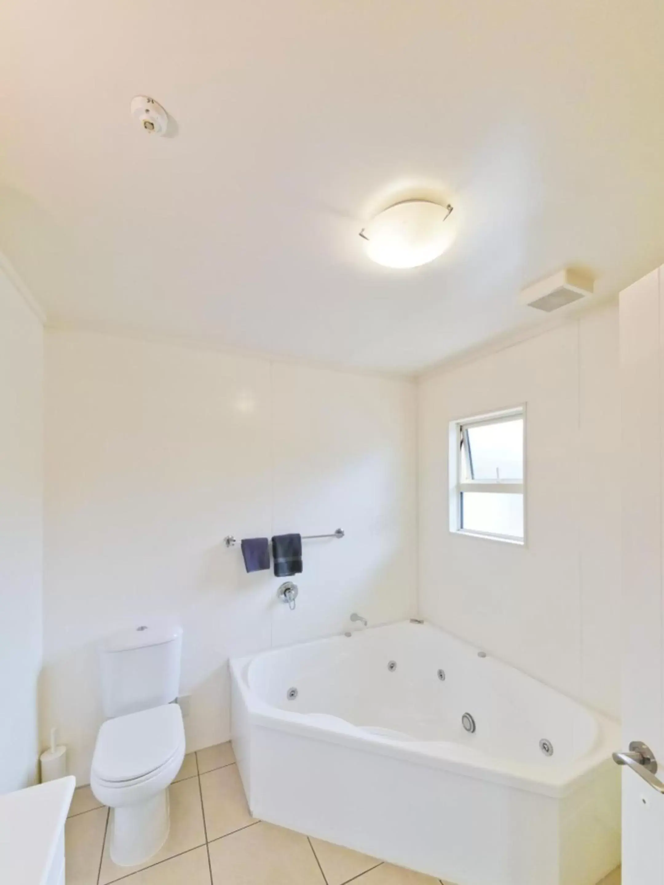 Bathroom in ASURE Avenue Motor Lodge