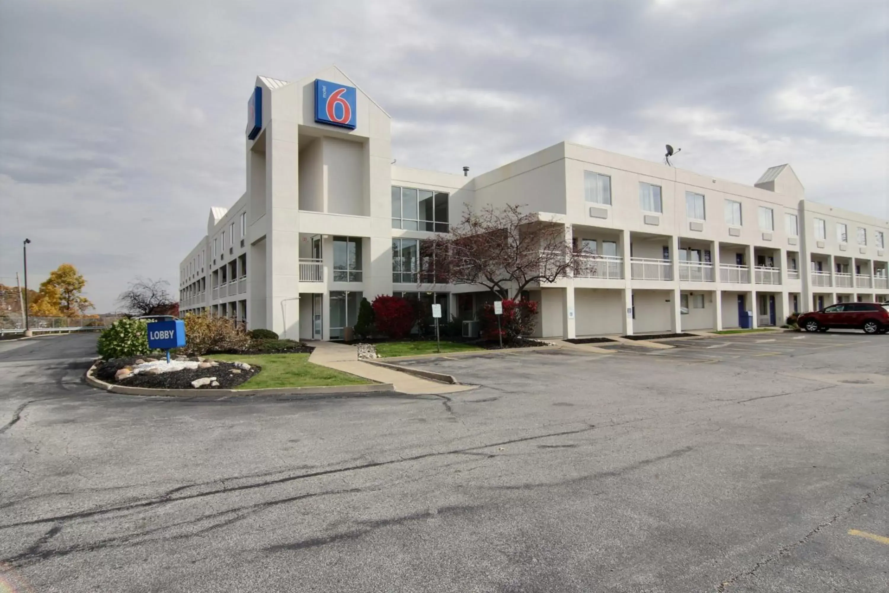 Facade/entrance, Property Building in Motel 6-Willoughby, OH - Cleveland