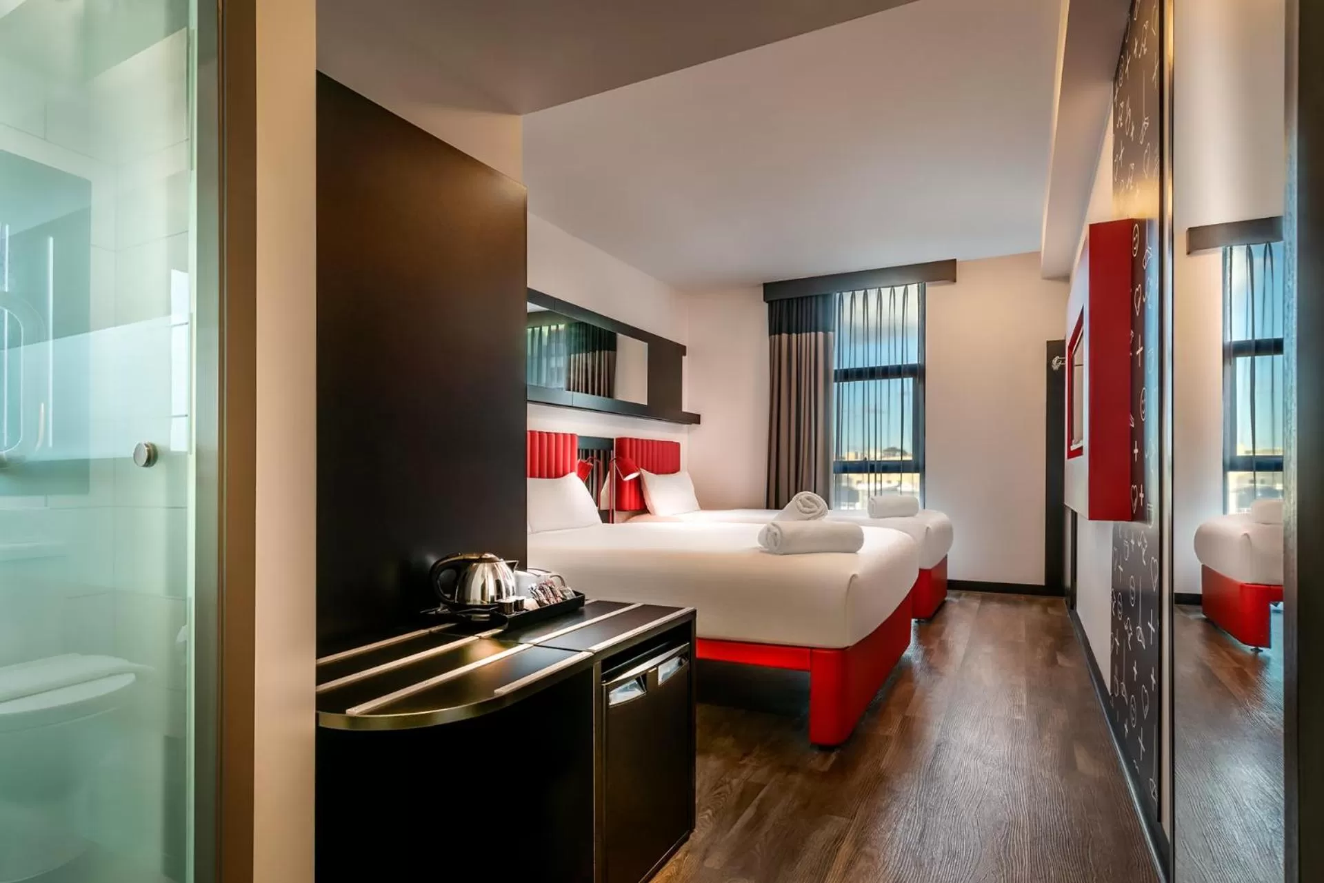 Photo of the whole room, Bed in Essence Hotel Carlton