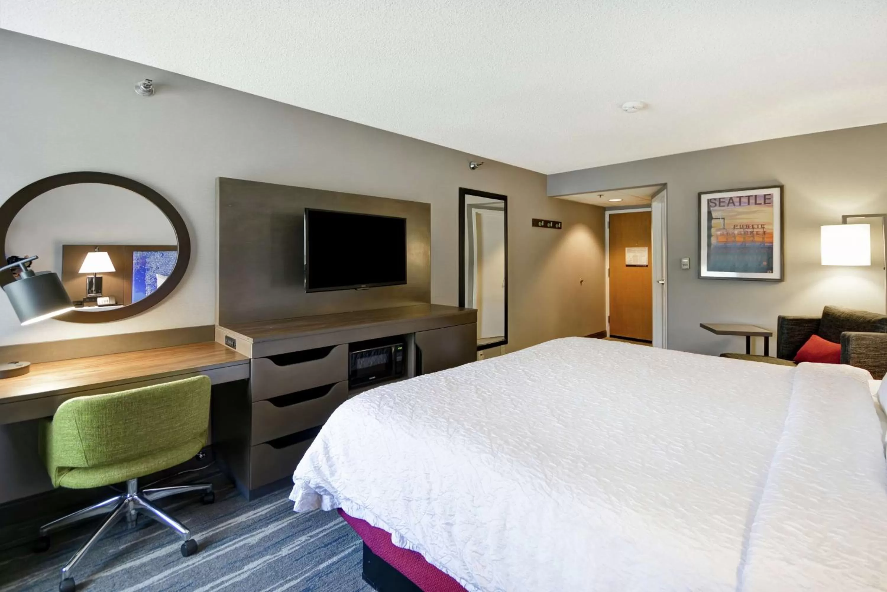 Bedroom, Bed in Hampton Inn Seattle/Southcenter