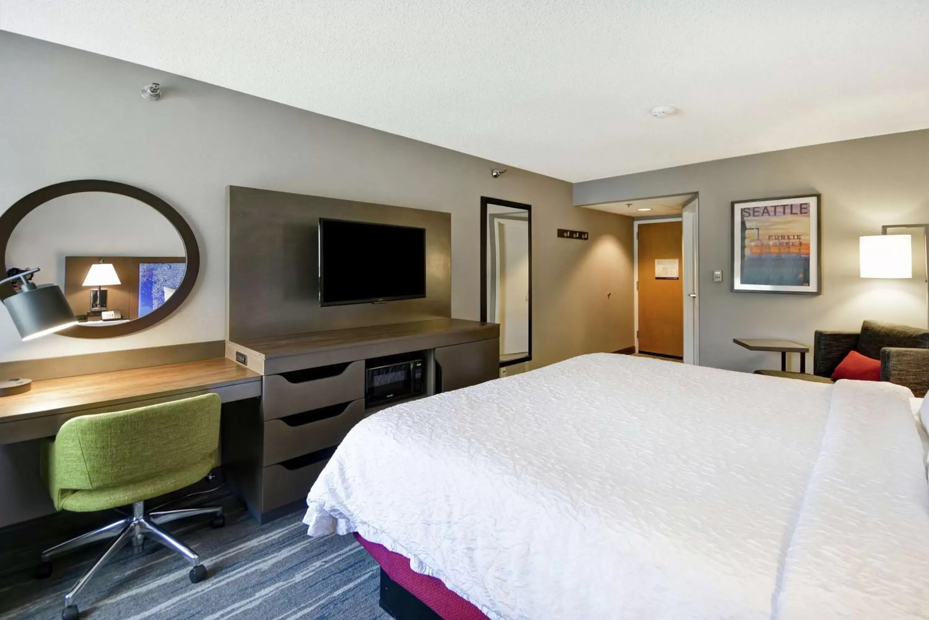 Bedroom, TV/Entertainment Center in Hampton Inn Seattle/Southcenter