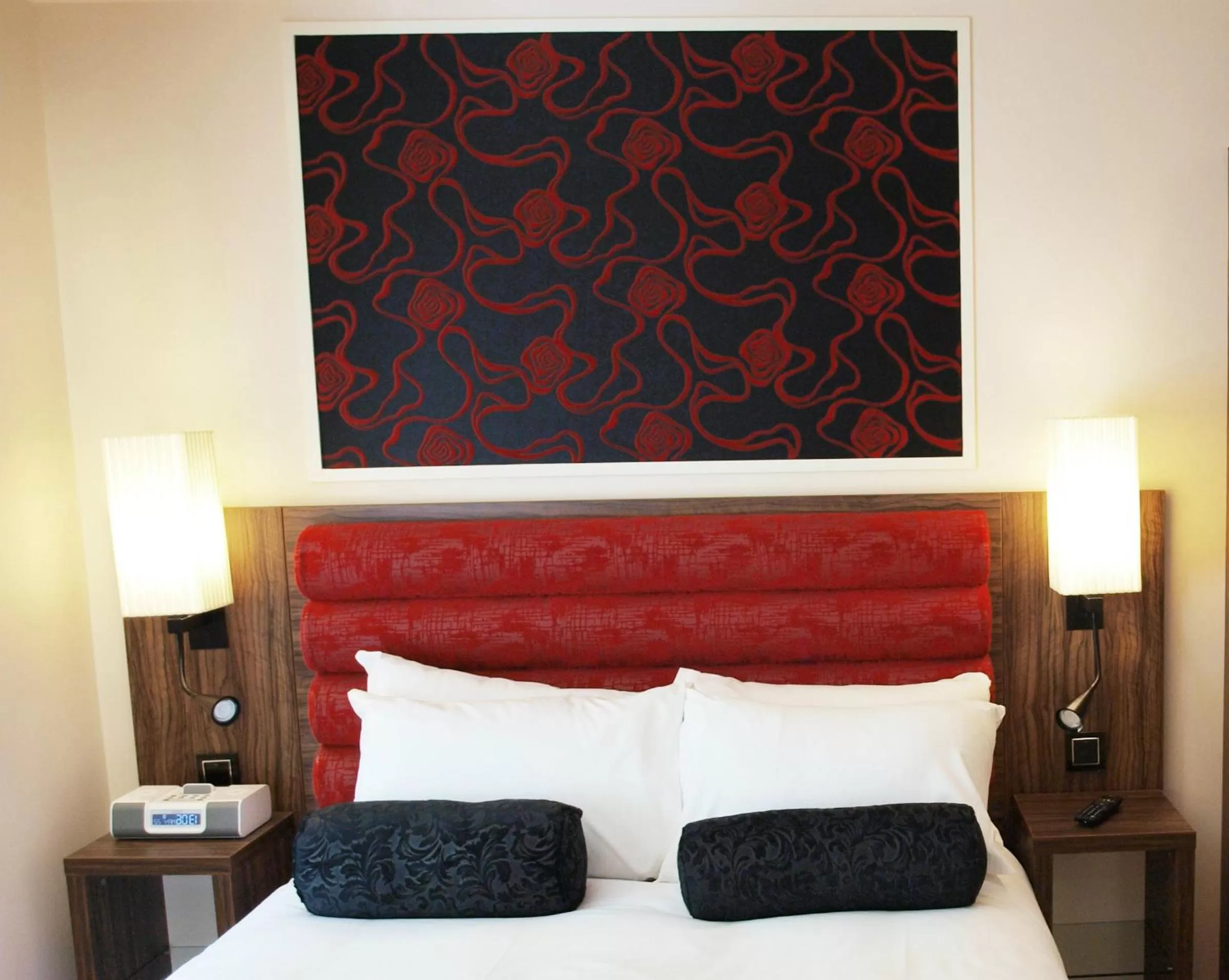 Bedroom, Bed in Simply Rooms & Suites