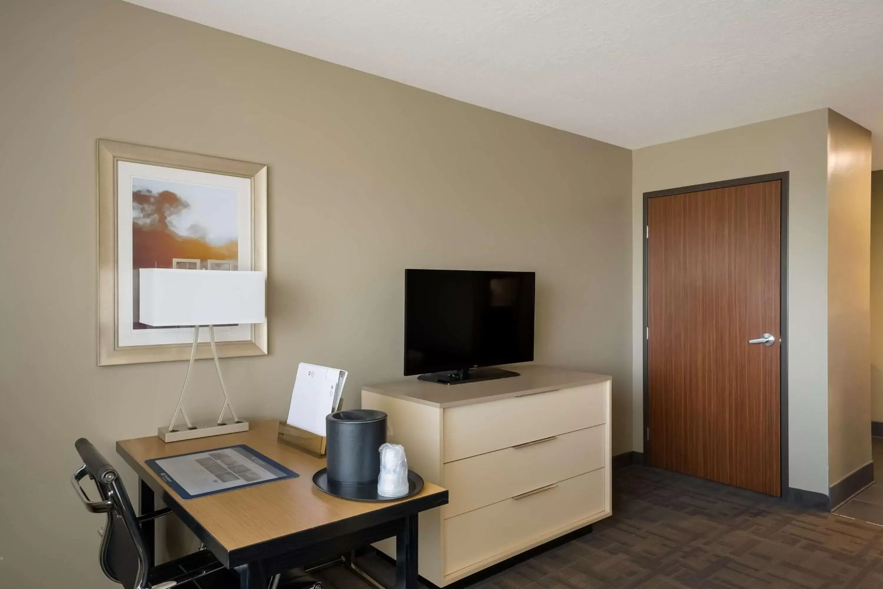 Bedroom, TV/Entertainment Center in Best Western Plus Landmark Hotel