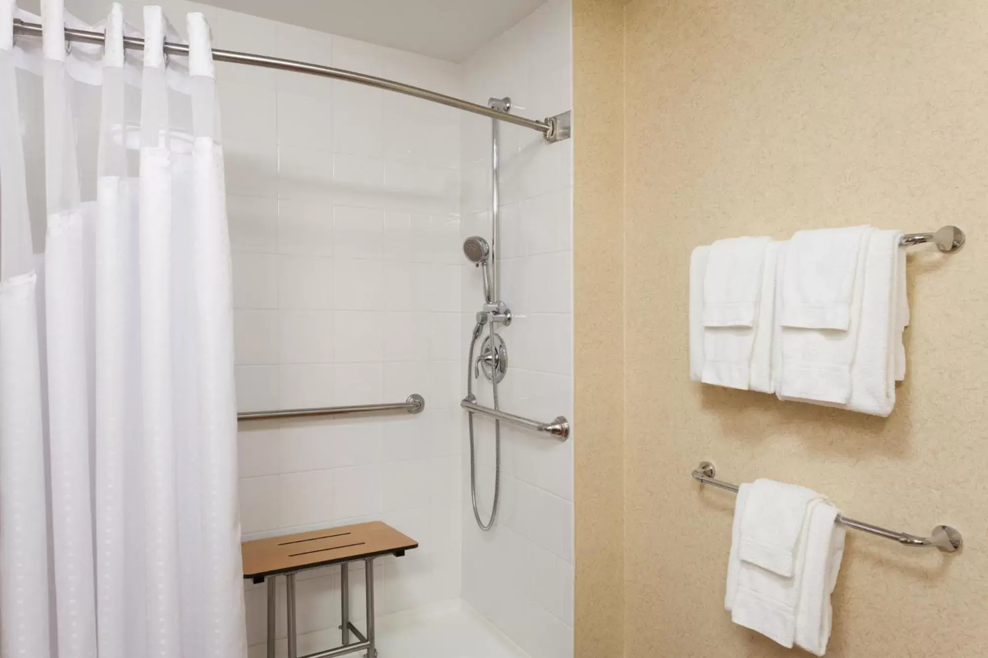Shower, Bathroom in Holiday Inn Bangor, an IHG Hotel