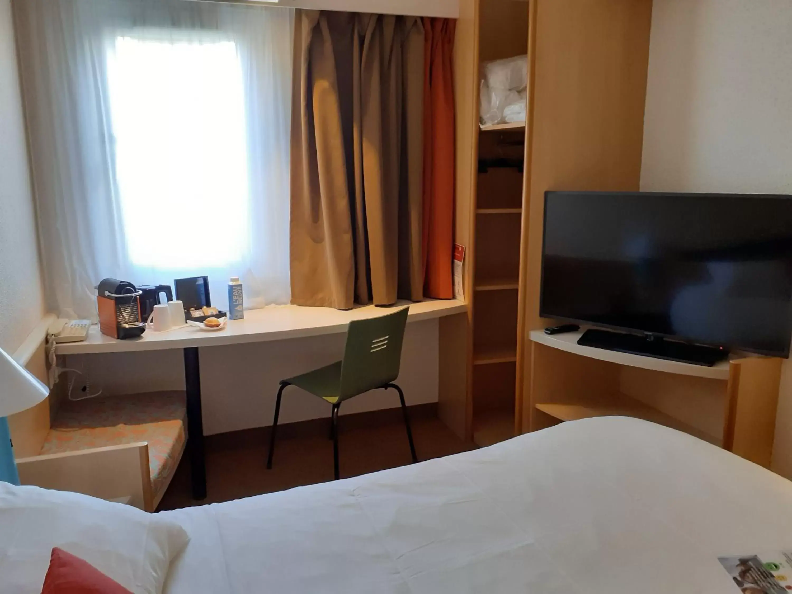 Photo of the whole room, TV/Entertainment Center in ibis Blois Vallée Maillard