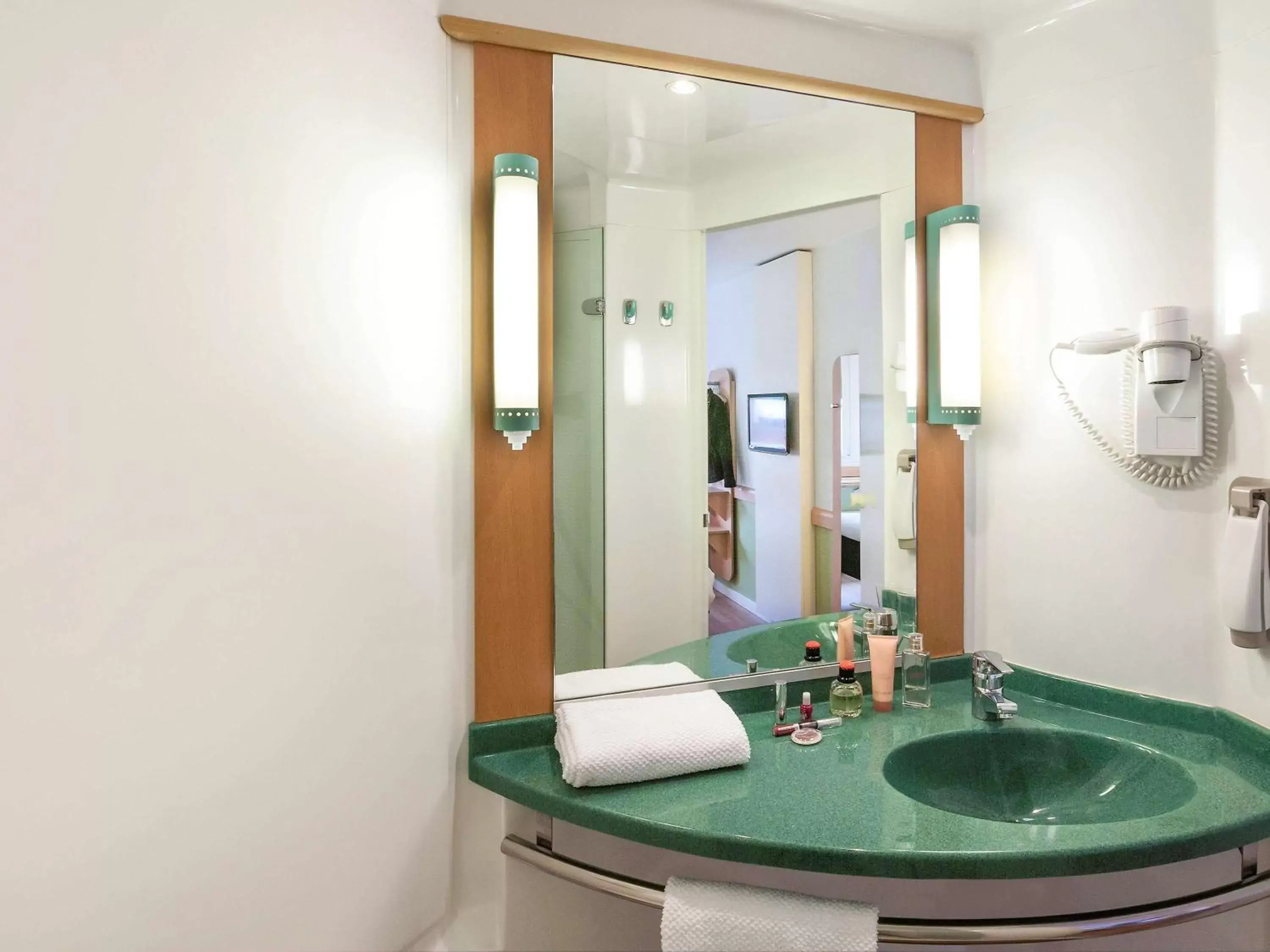 Photo of the whole room, Bathroom in Ibis Budget Valencia Aeropuerto