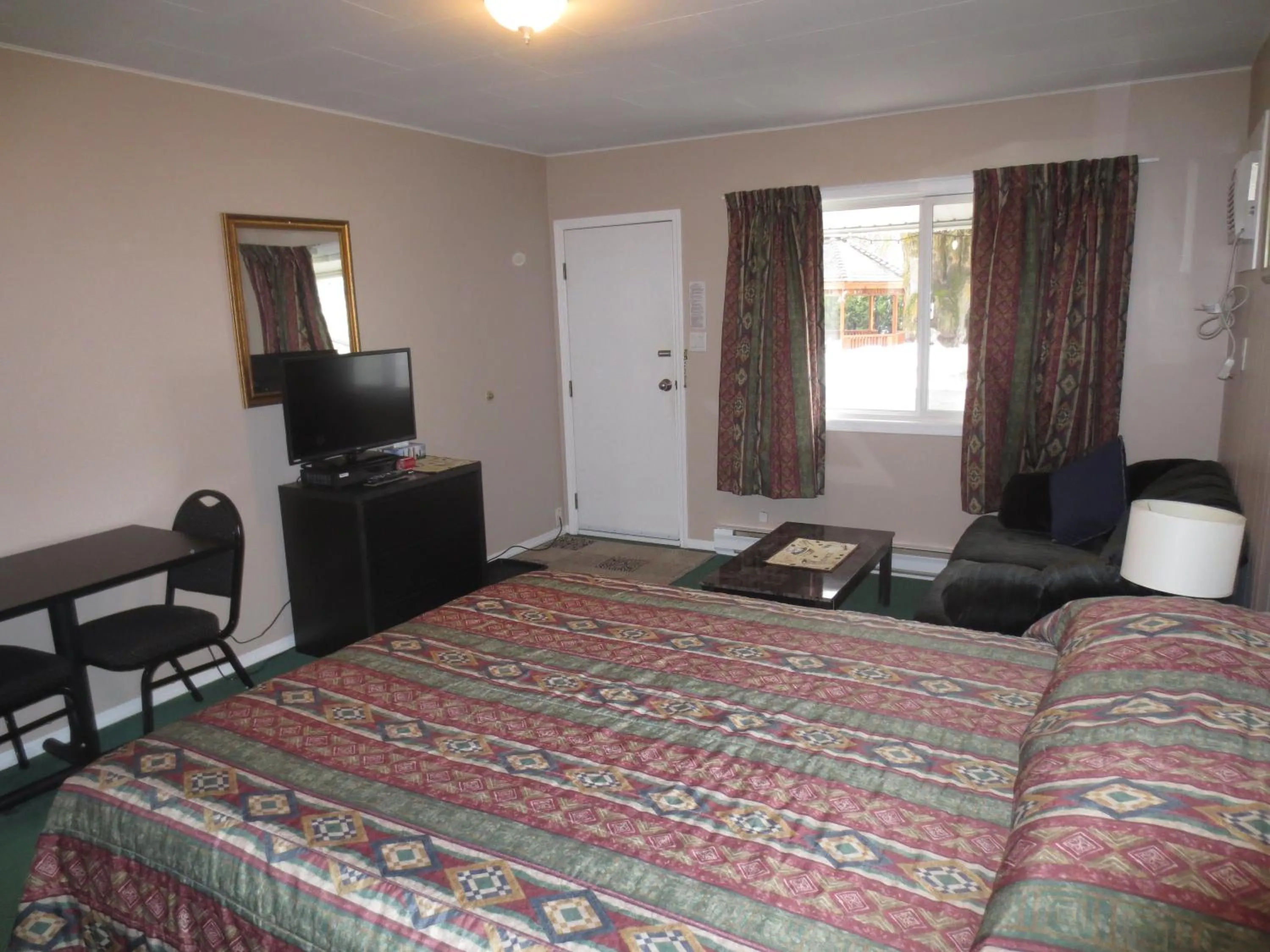 Bedroom, Bed in Overlander Motel