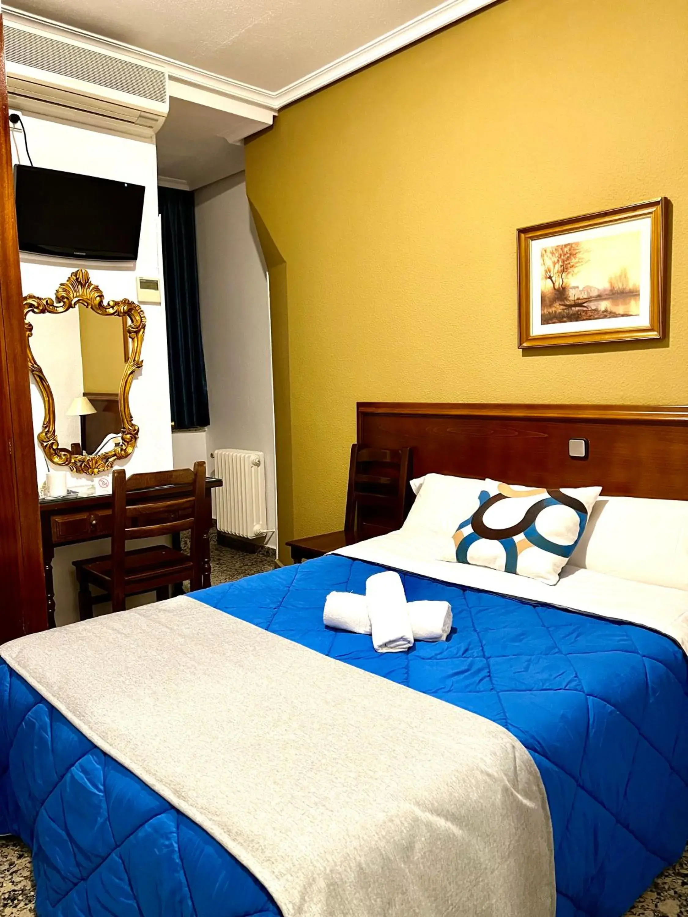 Bed in Hostal Sonsoles Madrid-Centro