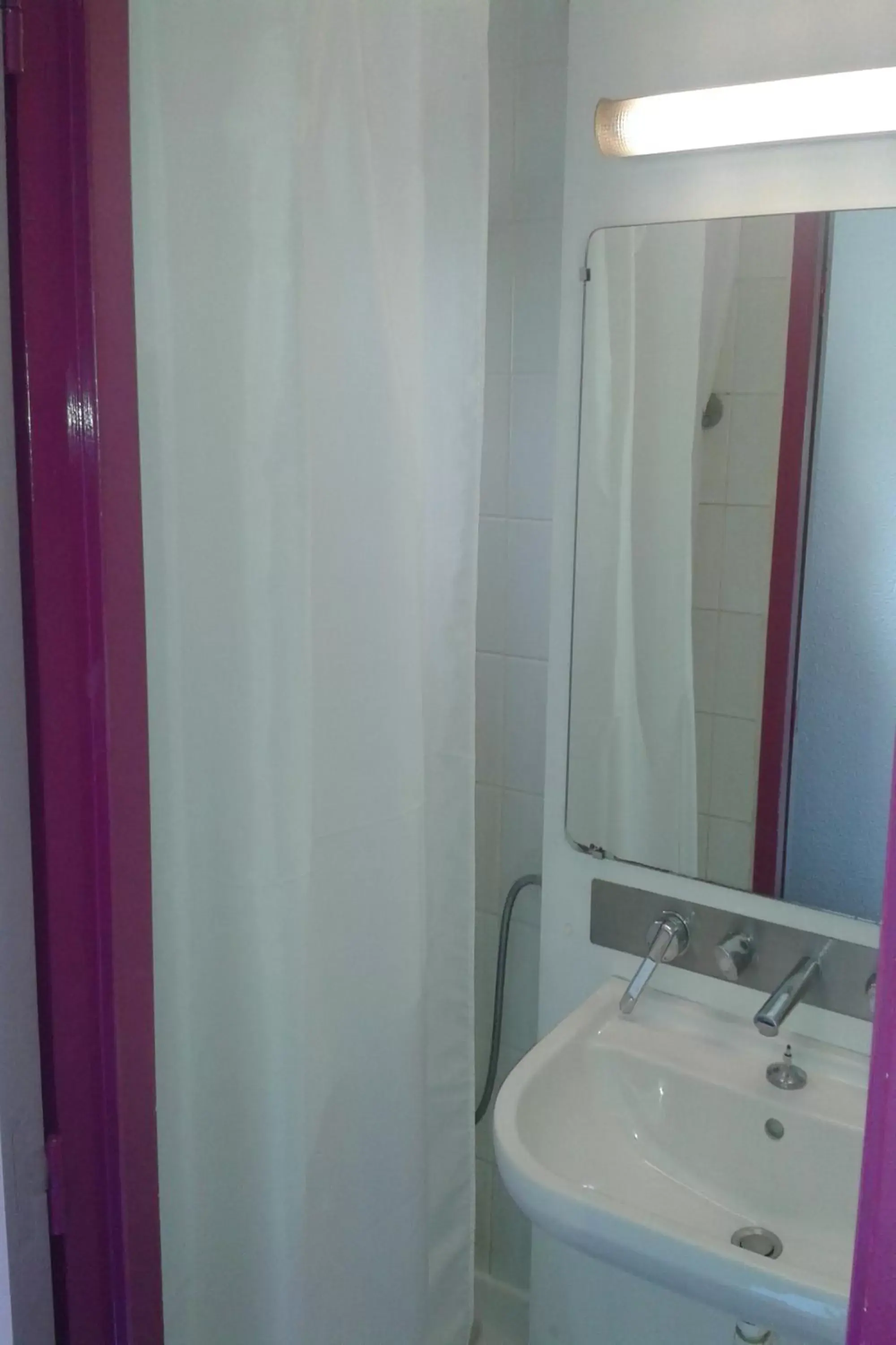 Shower, Bathroom in HOTEL LES GENS DE MER EGG HOTEL Dieppe