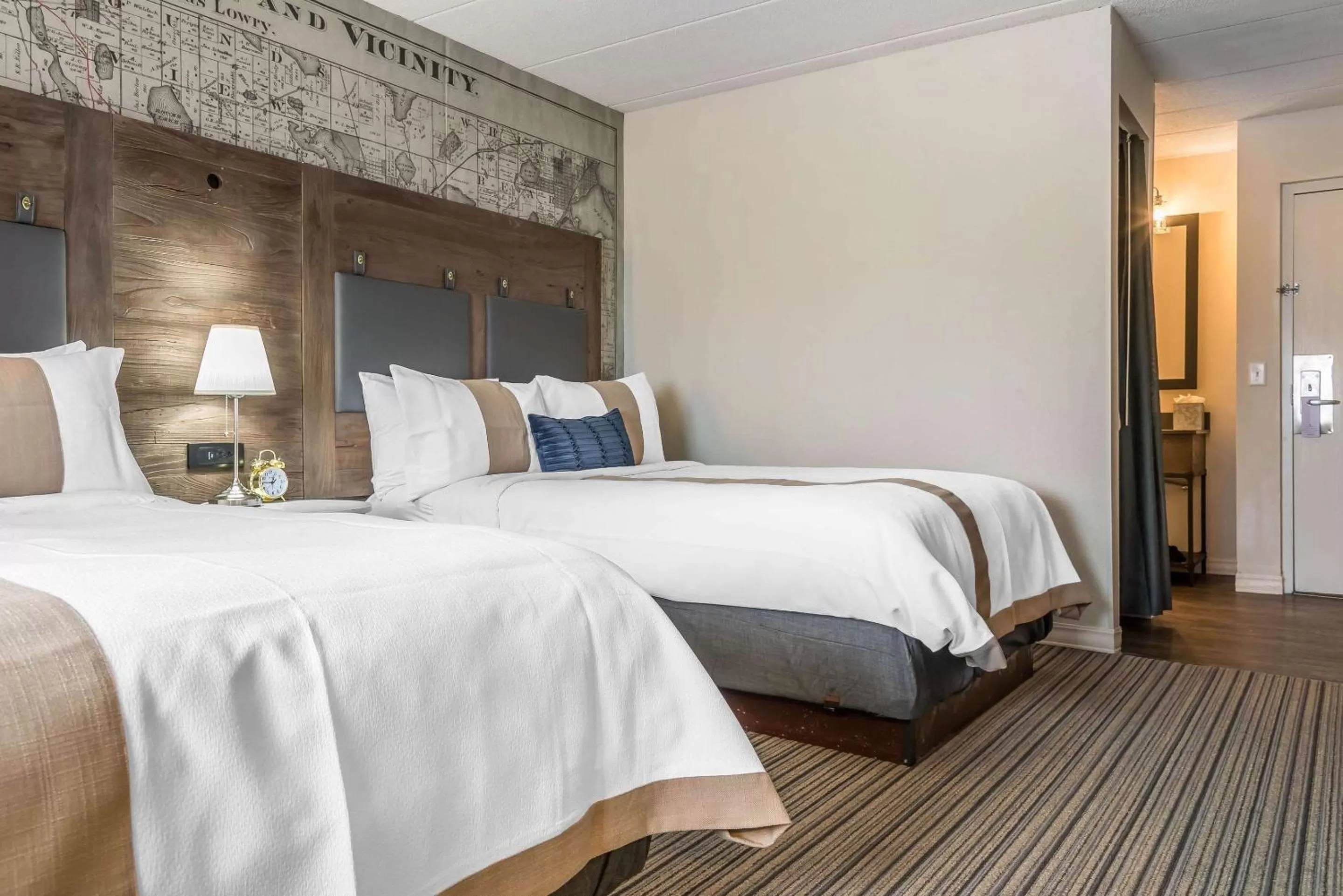 Photo of the whole room, Bed in enVision Hotel Saint Paul South