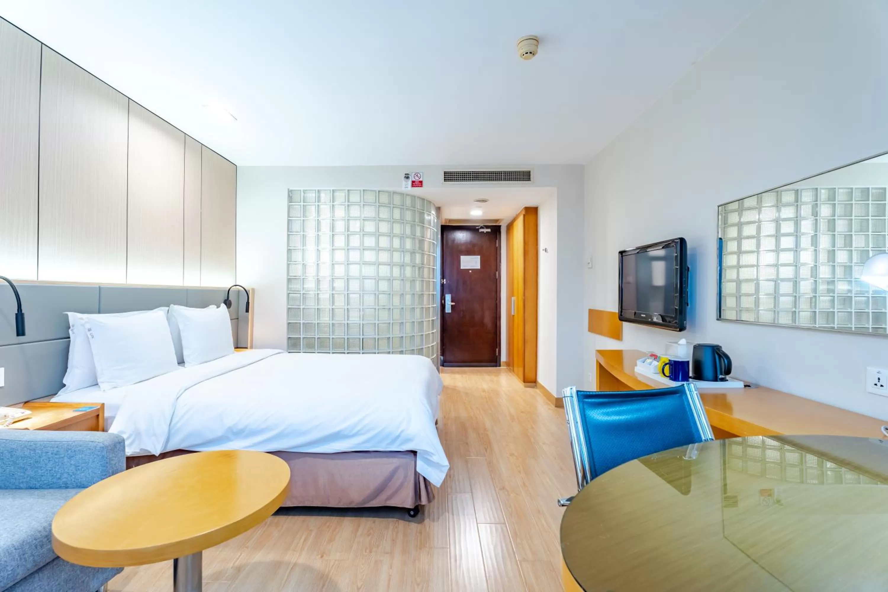 Property logo or sign, Bed in Holiday Inn Express Shanghai Jinqiao Central by IHG