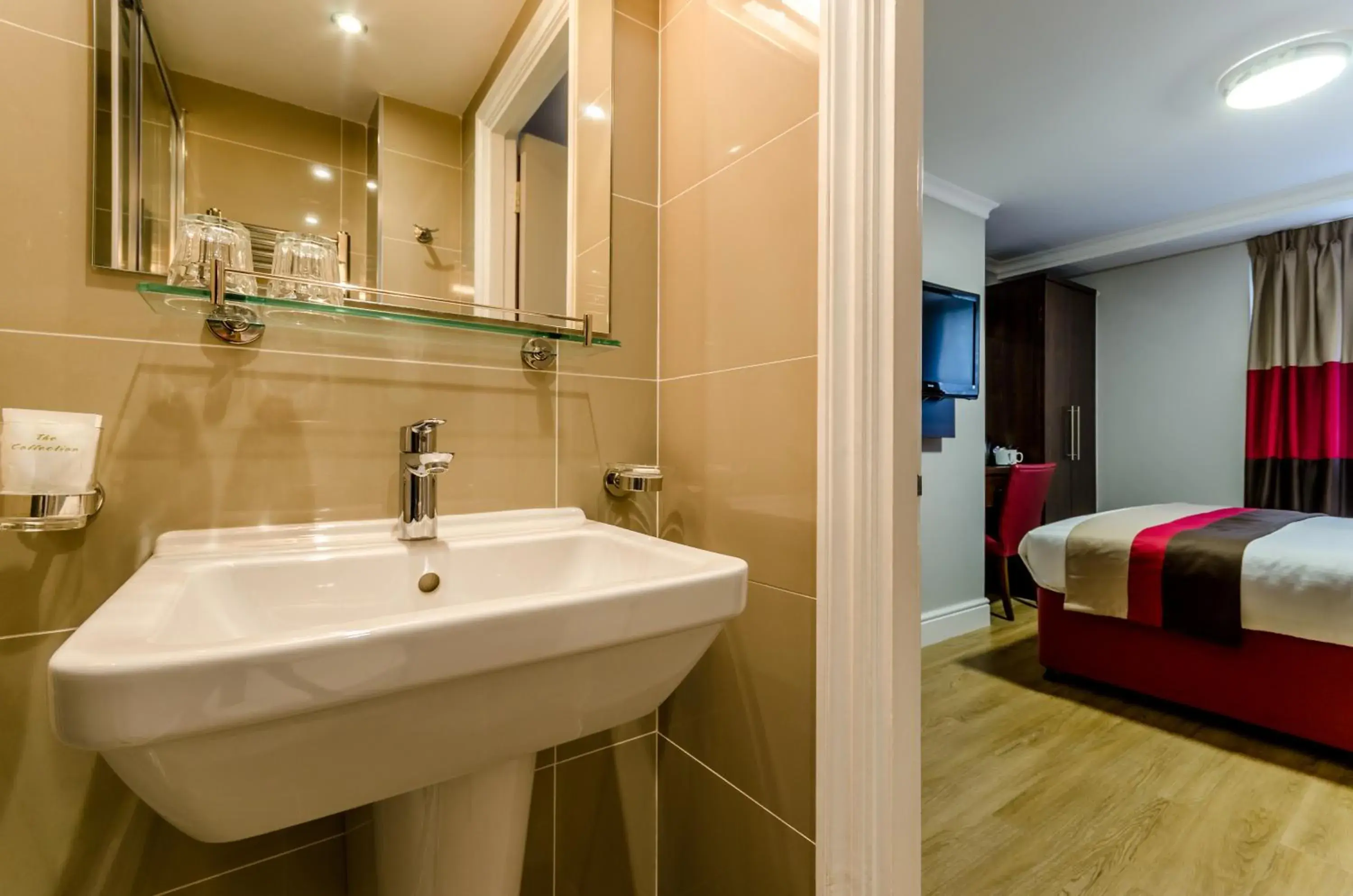 Bed, Bathroom in Royal Cambridge Hotel