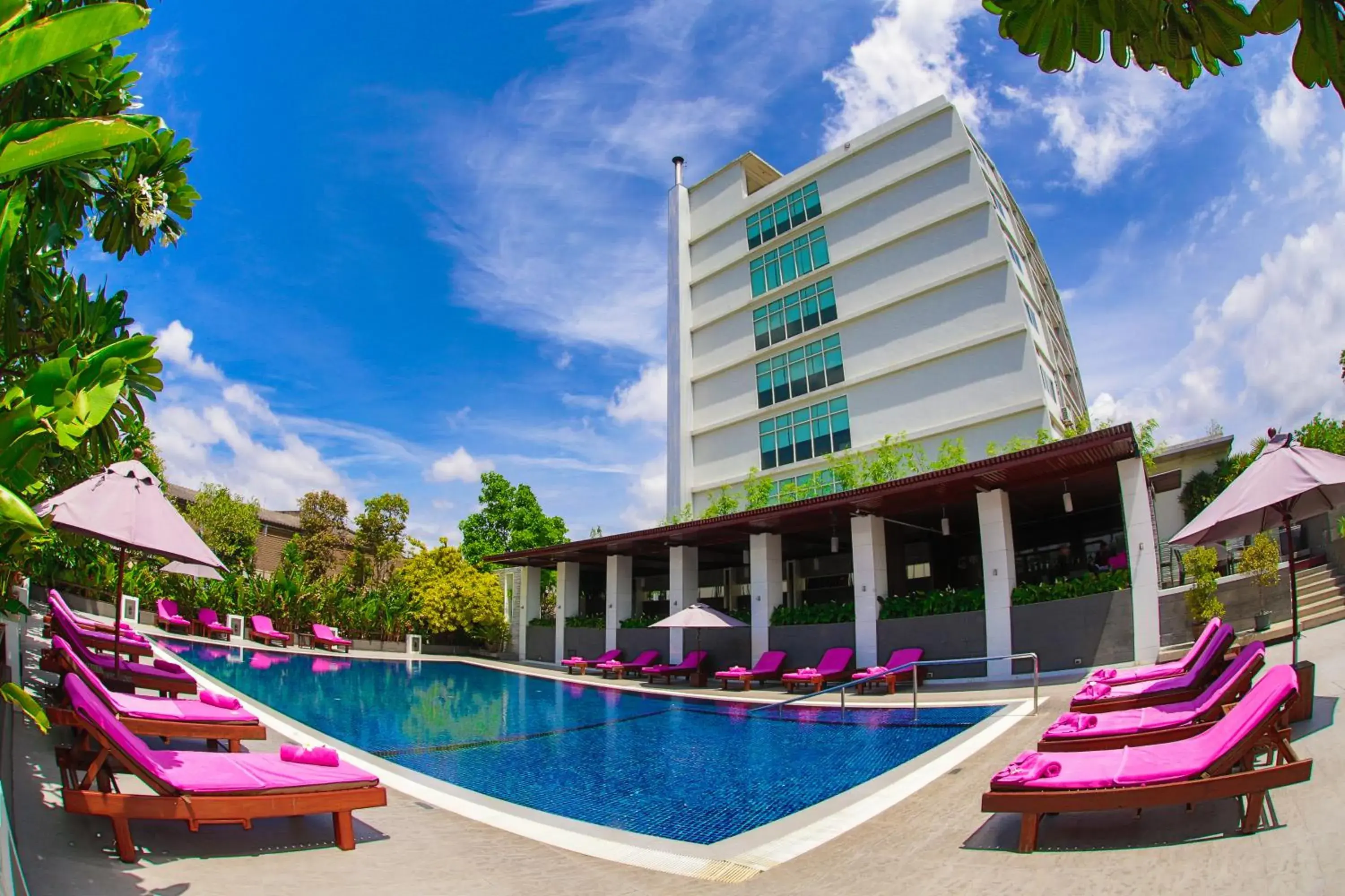 Swimming pool in Amaranth Suvarnabhumi Hotel