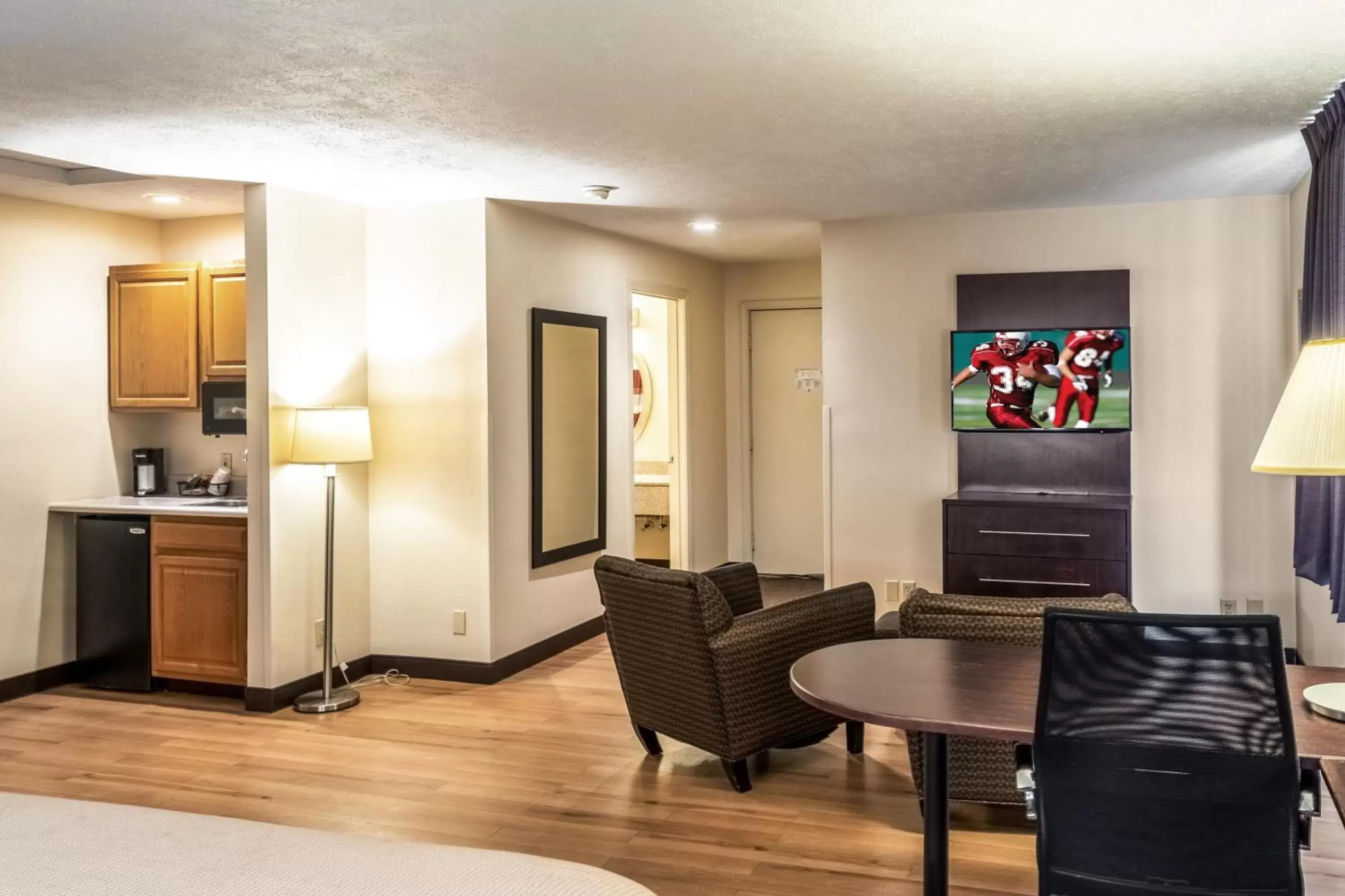 Photo of the whole room, Seating Area in Red Roof Inn Columbus - Taylorsville