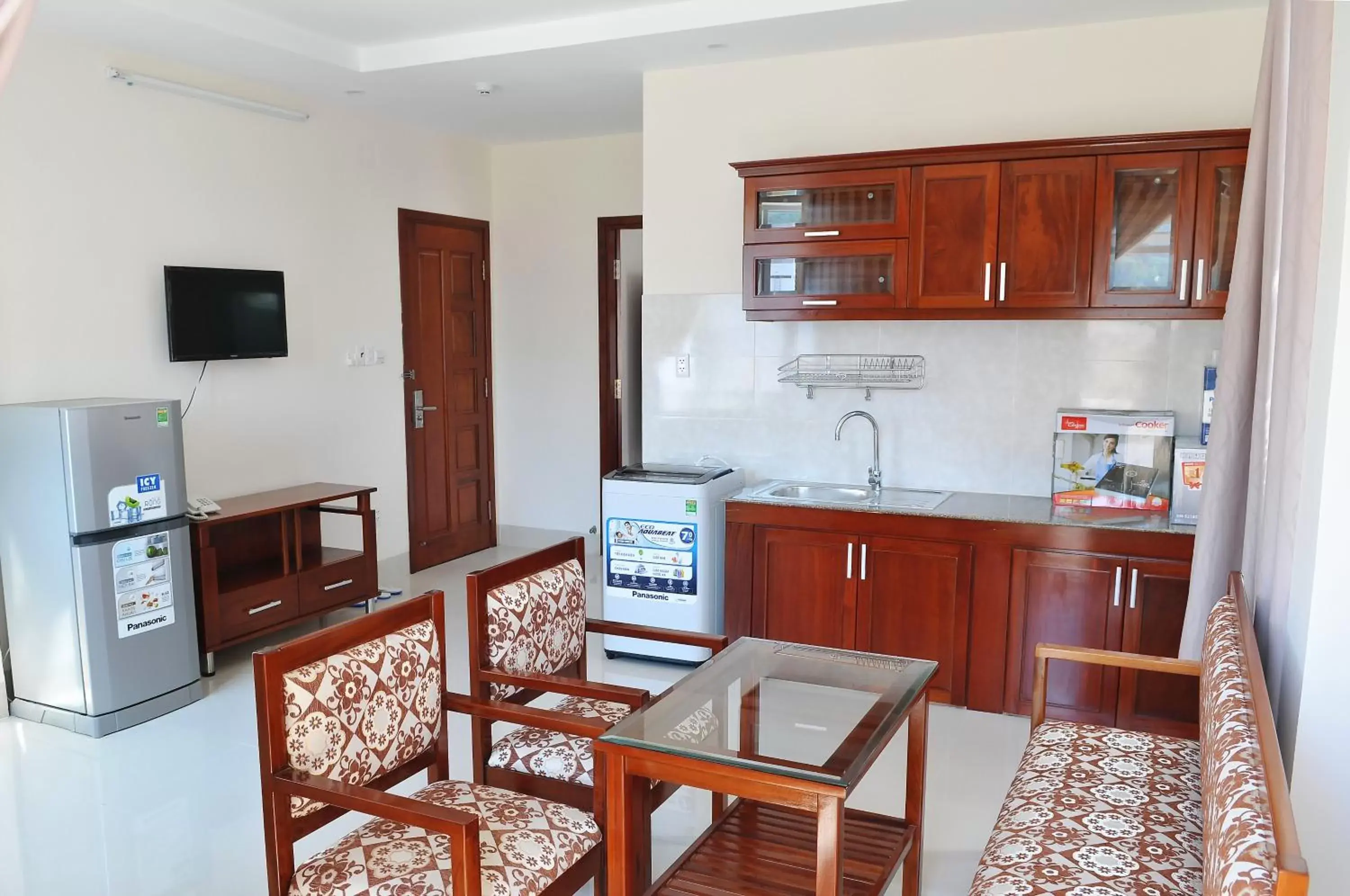 Living room, Kitchen/Kitchenette in Lotus Apartment Hotel
