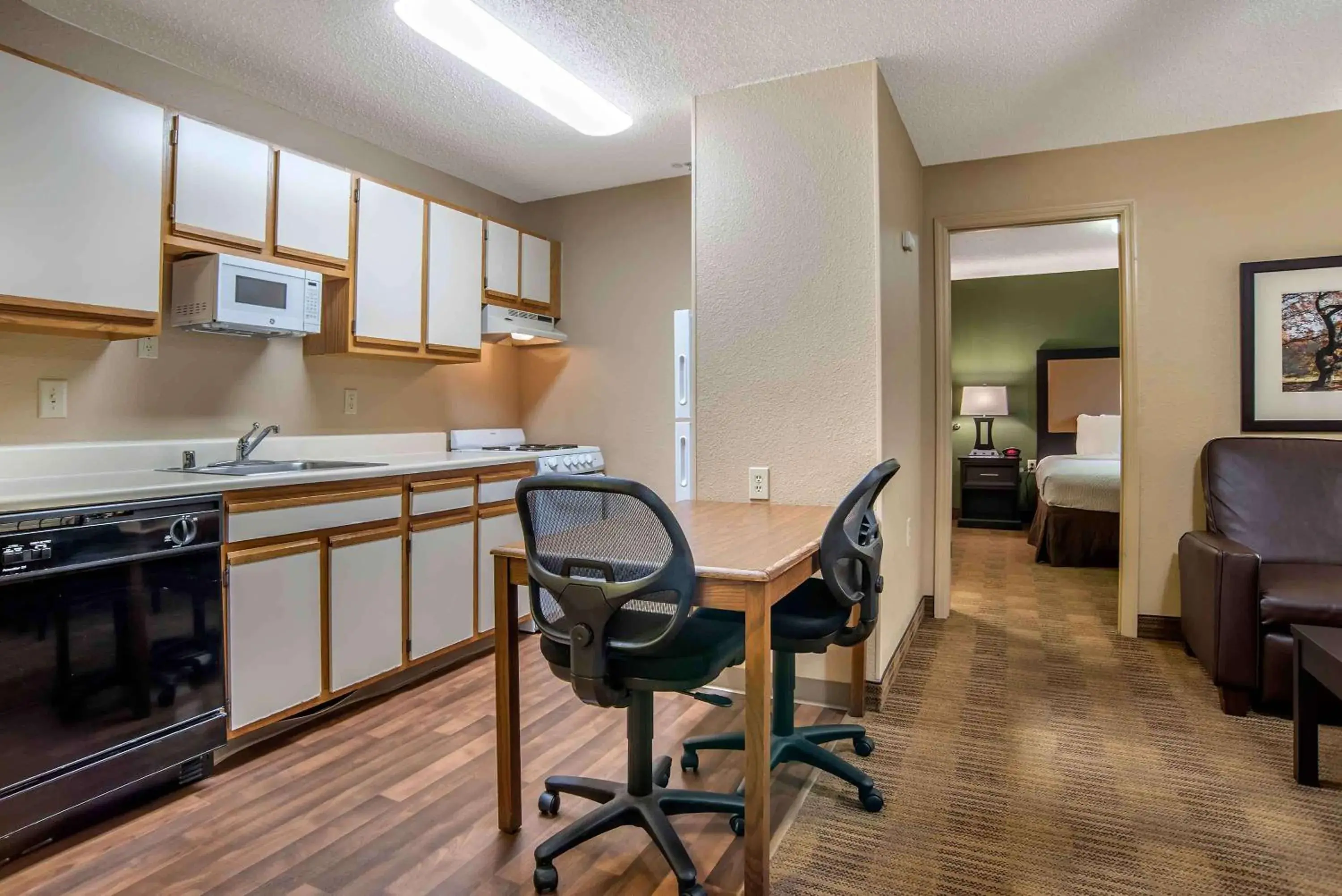 Bedroom, Kitchen/Kitchenette in Extended Stay America Select Suites - Charlotte - Tyvola Rd - Executive Park