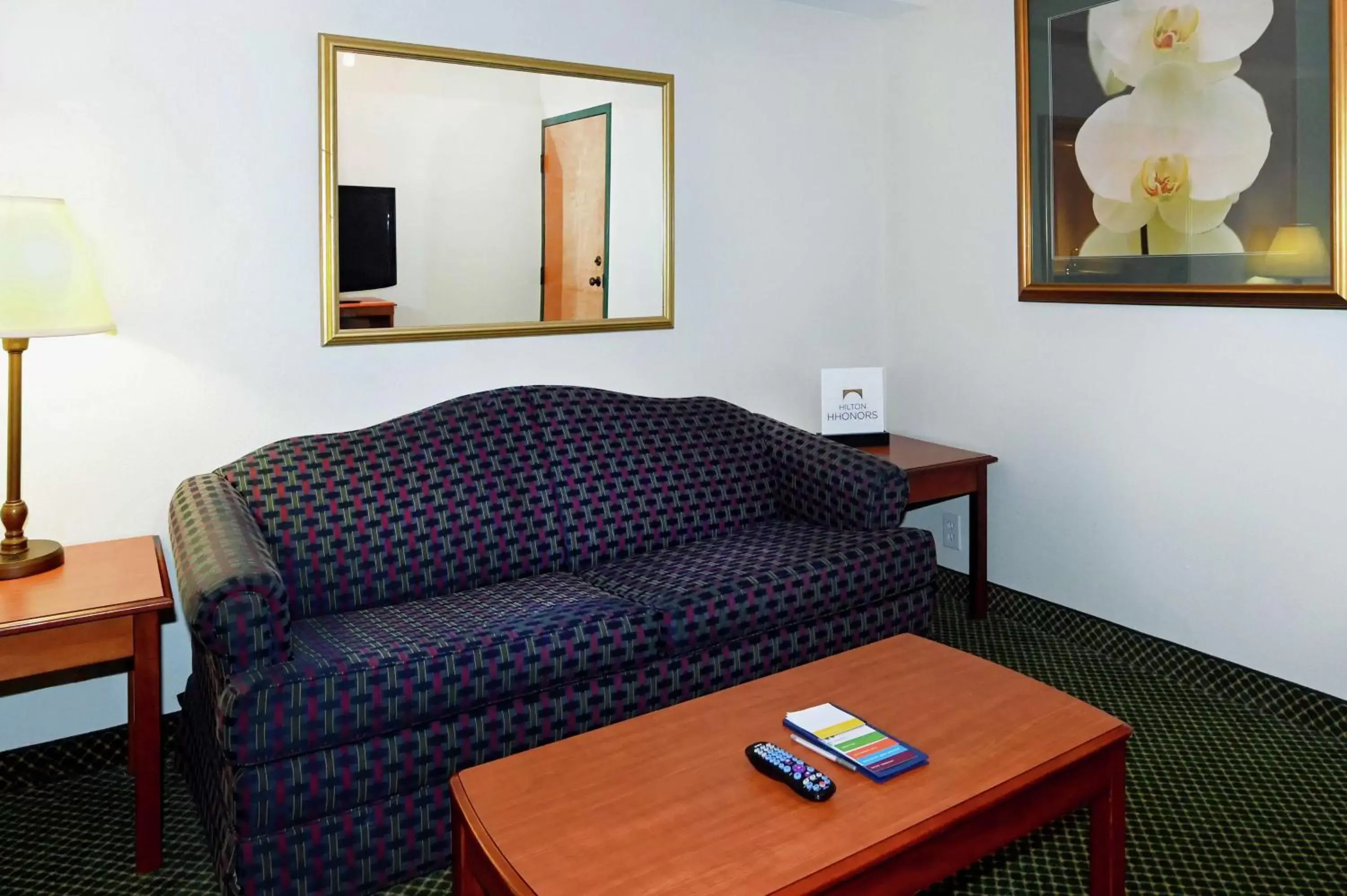 Living room, Seating Area in Hampton Inn Chester