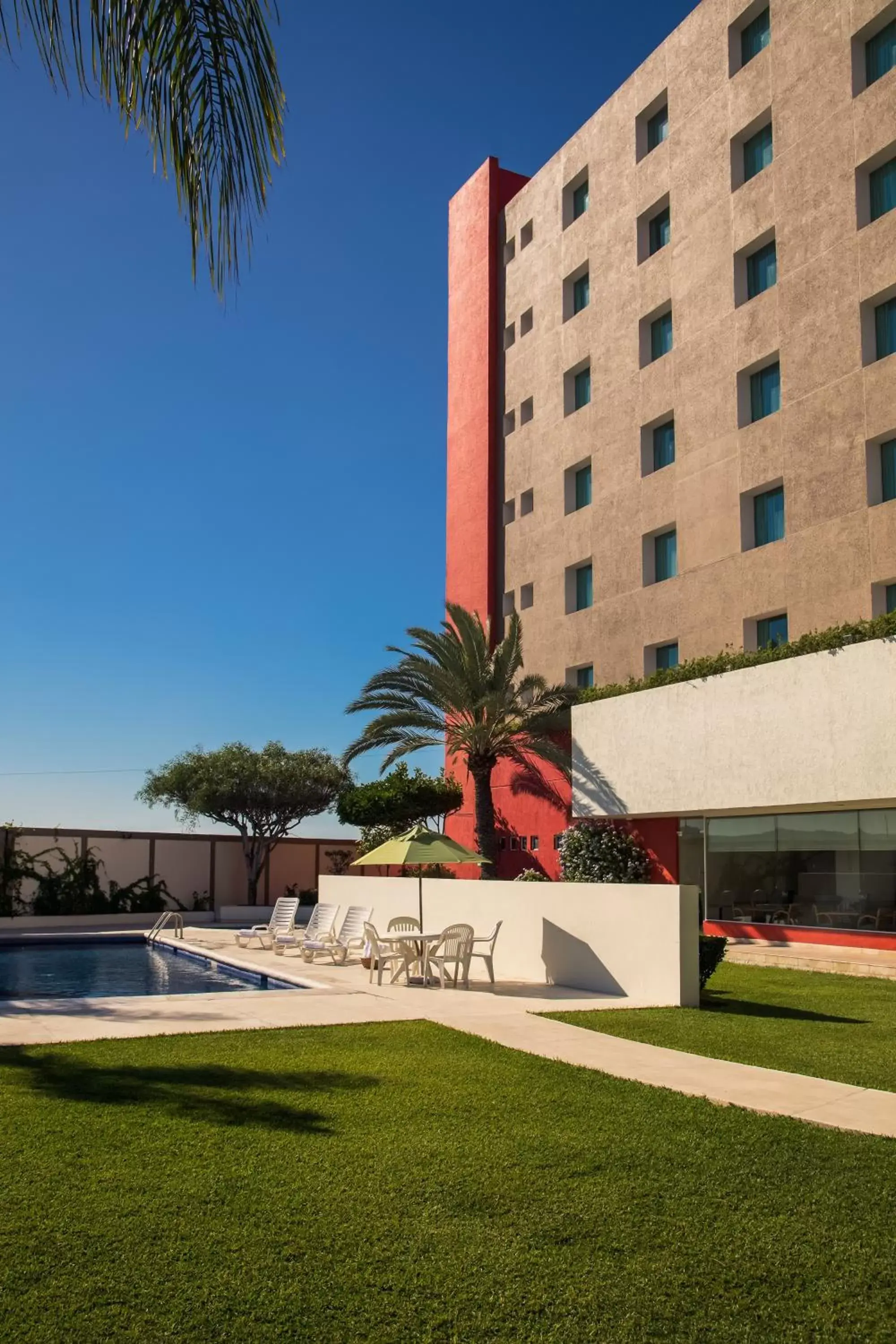 Swimming pool, Property Building in Fiesta Inn Tijuana Otay Aeropuerto