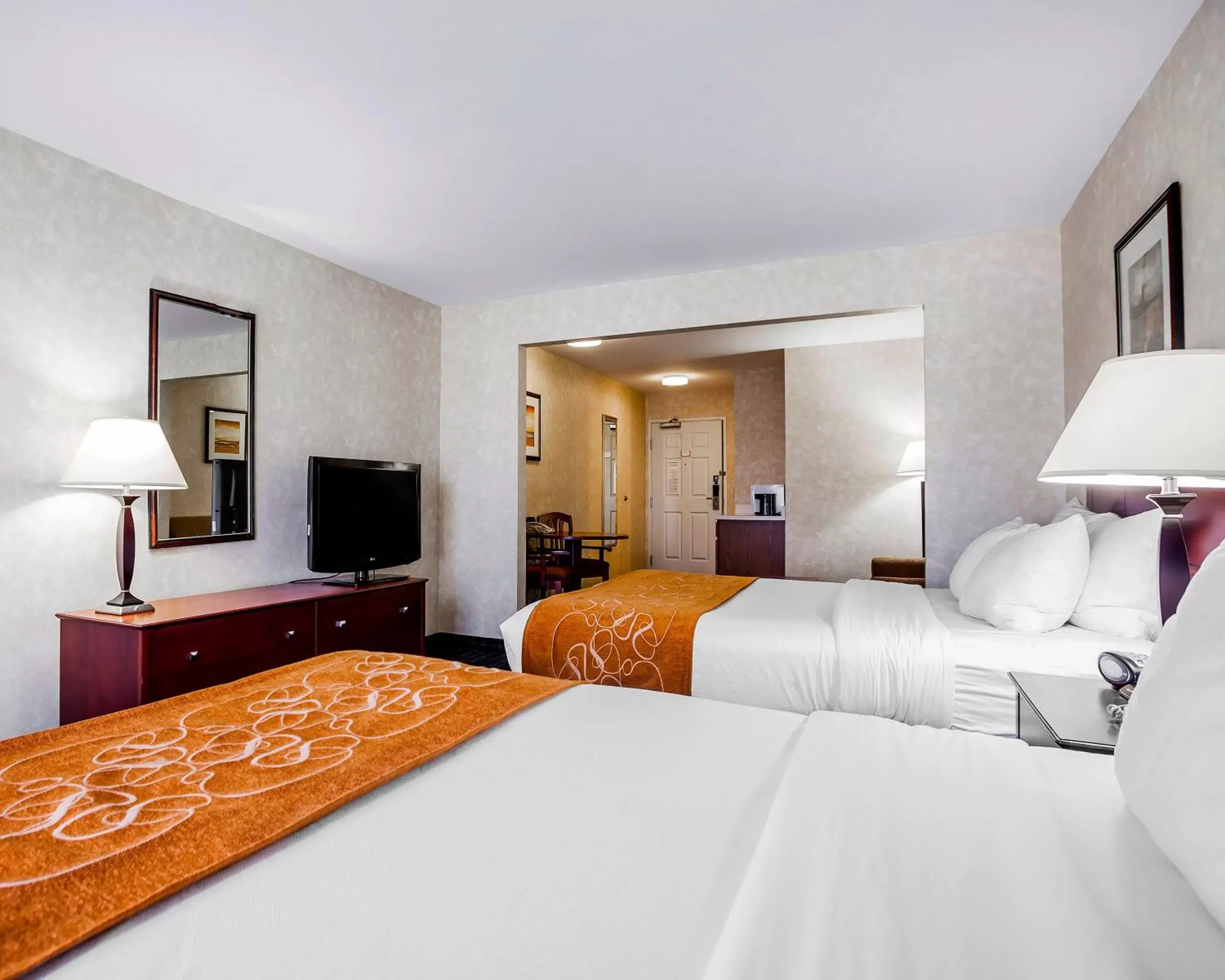 Queen Room with Two Queen Beds - Non-Smoking in Comfort Suites - Independence